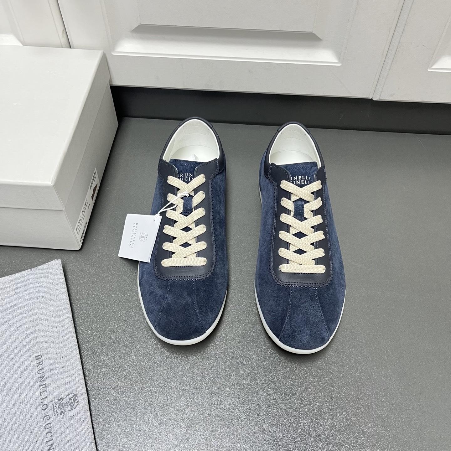 NO:275371,Brunello Cucinelli Spring and Summer Ss25 new lace-up lightweight men's shoes, four colors arrive. This BC casual sneaker is made of natural washing suede, contrasting matte calfskin decorates the lace and mouth of the shoe, made of exquisite craftsmanship in Dongguan, and the slender contours are blended with retro inspiration. The velvet textured upper presents subtle color changes, and is matched with a light rubber sole to bring a light and comfortable wearing experience. The calfskin inner and silver-label cowhide feet are light and comfortable, and equipped with a full set of original packaging. Leather size: 39/40/41/42/43/44 Blue Welcome to order, brunello cucinelli,sneakers,cowhide19860909Brunello Cucinelli春夏Ss25新款系带轻便男鞋 四色到货 这款BC休闲运动鞋,采用天然水洗绒面革制成,撞色雾面小牛皮装饰鞋襟及鞋口,莞产精湛工艺制作,纤细修长的轮廓与复古灵感融合在一起.丝绒质感的鞋面呈现出微妙的色彩变化,搭配轻薄的橡胶鞋底,带来轻便舒适的穿着体验.小牛皮内里及银标牛皮垫脚,上脚轻便舒适透气,配全套原包装. 皮鞋码数:39/40/41/42/43/44 蓝色 欢迎订购,,brunello cucinelli,sneakers,cowhide,Men's shoes