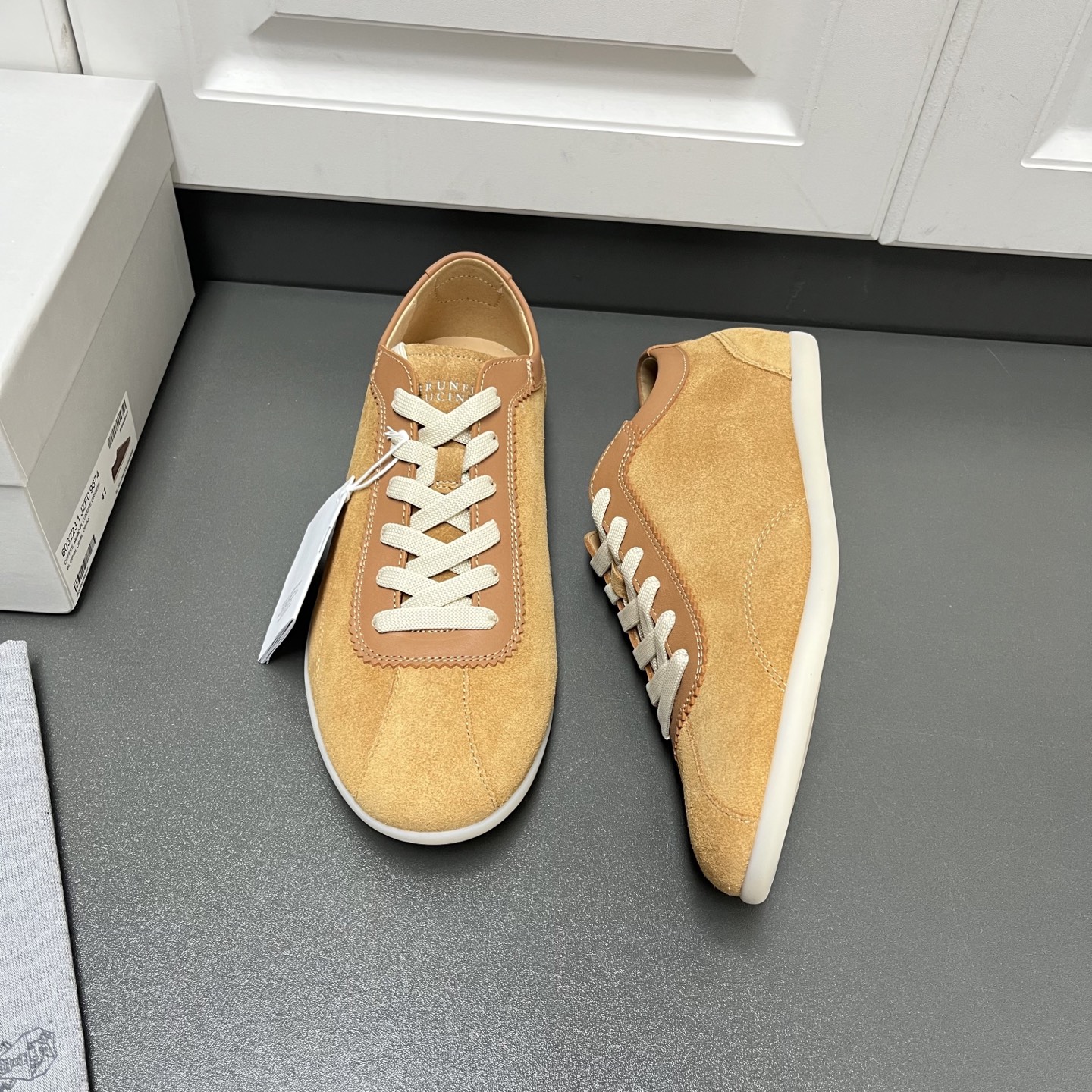 NO:275374,Brunello Cucinelli Spring and Summer Ss25 new lace-up lightweight men's shoes, four colors arrive. This BC casual sneaker is made of natural washing suede, contrasting matte calfskin decorates the lace and mouth of the shoe, made of exquisite craftsmanship in Dongguan, and the slender contours are blended with retro inspiration. The velvet textured upper presents subtle color changes, and is matched with a light rubber sole to bring a light and comfortable wearing experience. The calfskin inner and silver-label cowhide feet are light and comfortable on the feet, and is equipped with a full set of original packaging. Leather size: 39/40/41/42/43/44 Brown Welcome to order,,brunello cucinelli,sneakers,cowhide19860909Brunello Cucinelli春夏Ss25新款系带轻便男鞋 四色到货 这款BC休闲运动鞋,采用天然水洗绒面革制成,撞色雾面小牛皮装饰鞋襟及鞋口,莞产精湛工艺制作,纤细修长的轮廓与复古灵感融合在一起.丝绒质感的鞋面呈现出微妙的色彩变化,搭配轻薄的橡胶鞋底,带来轻便舒适的穿着体验.小牛皮内里及银标牛皮垫脚,上脚轻便舒适透气,配全套原包装. 皮鞋码数:39/40/41/42/43/44 棕色 欢迎订购,,brunello cucinelli,sneakers,cowhide,Men's shoes