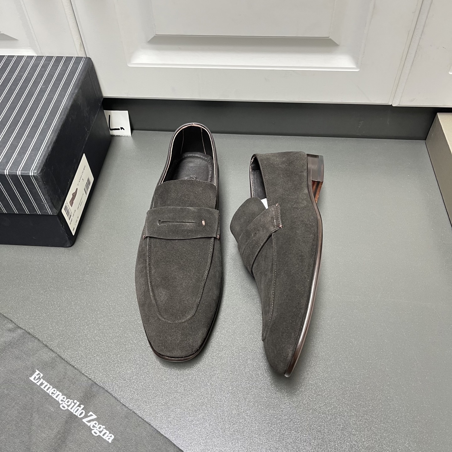 NO:275378,Zegna business casual men's shoes Latest foot cover update This model uses flocked cow leather, classic foot strap design, truly soft, comfortable and versatile, showing fashionable and high-end quality, soft, comfortable and breathable inside cow leather, original genuine leather outsole, a pair of worthy styles. L normal leather shoe size: 39/40/41/42/43/44 Gray Original box packaging   dust bag, zegna, cowhide, Leather soles19860909杰尼亚Zegna商务休闲男鞋 最新套脚款更新 这款采用植绒牛反毛牛皮,经典脚背带设计,真心柔软舒适百搭款,尽显时尚高端品质,牛皮内里柔软舒适透气 原版真皮大底,一双值得拥有的款式. L正常皮鞋码:39/40/41/42/43/44 灰色 原盒包装 防尘袋,,zegna,cowhide,Leather soles,Men's shoes