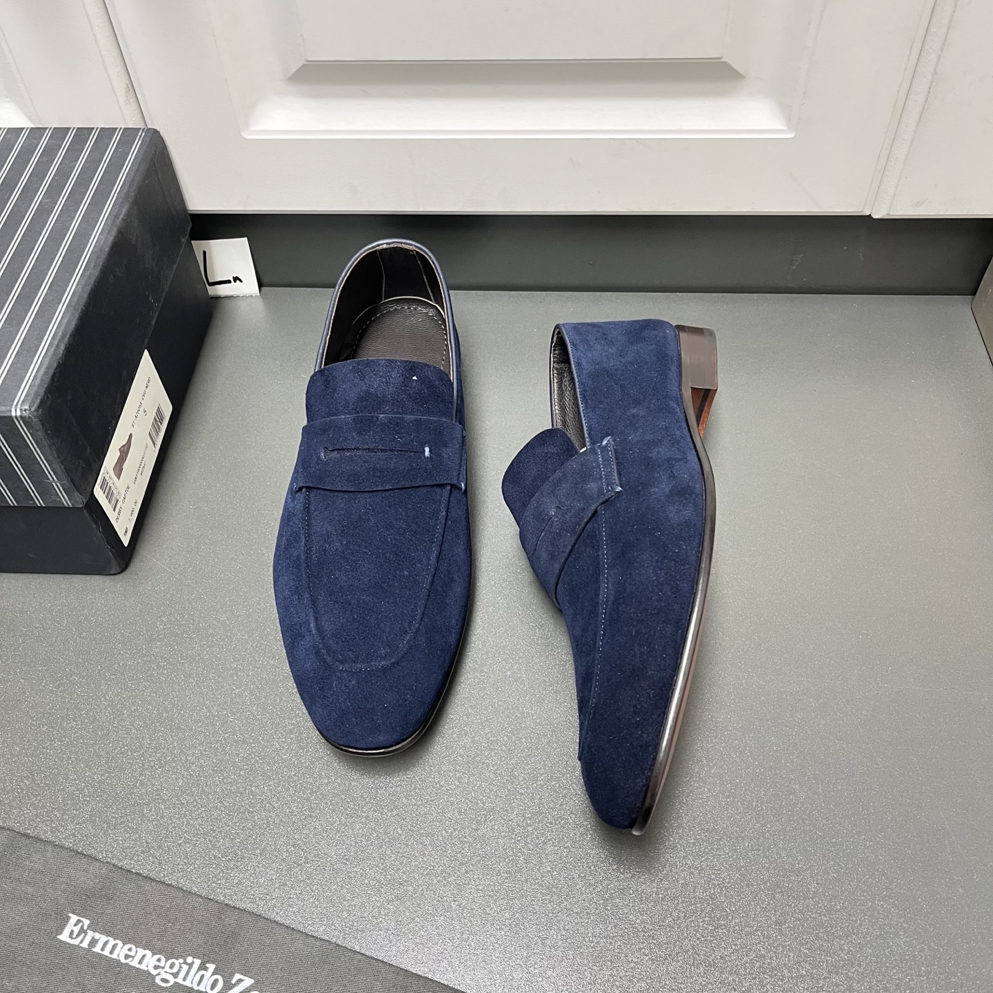 NO:275384,Zegna business casual men's shoes Latest foot cover update This model uses flocked cow leather, classic instep strap design, truly soft, comfortable and versatile, showing fashionable and high-end quality, cowhide inside, original genuine leather outsole, a pair of worthy styles. L normal leather shoe size: 39/40/41/42/43/44 Blue Original box packaging   dust bag, zegna, cowhide, Leather soles19860909杰尼亚Zegna商务休闲男鞋 最新套脚款更新 这款采用植绒牛反毛牛皮,经典脚背带设计,真心柔软舒适百搭款,尽显时尚高端品质,牛皮内里柔软舒适透气 原版真皮大底,一双值得拥有的款式. L正常皮鞋码:39/40/41/42/43/44 蓝色 原盒包装 防尘袋,,zegna,cowhide,Leather soles,Men's shoes