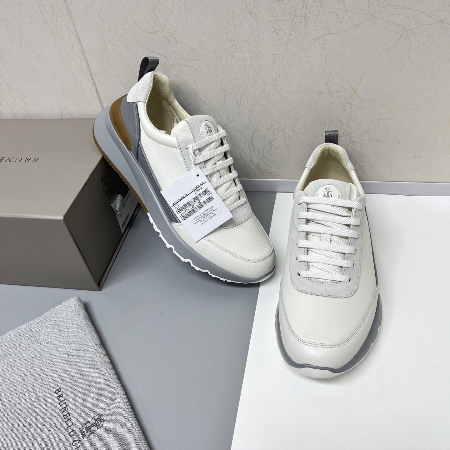 NO:555579,New color matching spring and summer Brunello Cucinelli is the world's top luxury brand from Italy. It is known as the 'King of Cashmere' and 'the real luxury goods in the clothing industry' for low-key luxury. Many people know that cashmere Cashmere is top-notch, expensive, can't be taken off once worn, and is easy to match with other clothes. No brand knows how to design top-grade cashmere fabrics into a 'low-key luxury' style than Brunello Cucinelli.  This BC men's shoe is carefully designed, with impeccable material selection, color matching, and last structure. The upper is made of imported soft first-layer pebbled cowhide + high-mercerized suede leather, which is not easy to deform and pollute, and is paired with high-mercerized elk leather.   The inner lining is made of white benzene-dyed special calfskin + 0.5mm circular punching design. The foot pads are made of high-elastic foam and are aligned with the cowhide lining. They are comfortable, breathable and non-stuffy, and do not fade or slip. The environmentally friendly and harmless TPU+PU outsole is formed in one piece. It is clean and does not need to be glued. The texture is overwhelming. Visible luxury. White. Leather shoe size: 39/40/41/42/43/44. The shoe box adopts the original drawer type.  Comes with shoe storage bag + tag to distinguish market currency. Welcome to order, brunello cucinelli, cowhide19860909新配色 春夏Brunello Cucinelli来自意大利的世界顶级奢侈品牌,被誉为低调奢华的 “山羊绒之王” 和 “服装界真正的奢侈品”.很多人都知道羊绒Cashmere顶级、昂贵,一穿就脱不下来,还很容易和其他衣服相互搭配,没有比Brunello Cucinelli 这个品牌更懂得把顶级的羊绒面料设计出一种 “低调的奢华” 的风格. 此款BC男鞋更是精心设计,从材料选用,颜色搭配,楦型结构都无可挑剔.鞋面精选进口柔软头层荔枝纹牛皮+高丝光反绒皮,不易变形污染 搭配高丝光麋皮 内里是本白色苯染专用小牛皮+0.5mm圆形冲孔设计,脚垫高弹发泡与牛里对贴,上脚舒服透气不闷脚,不掉色,不打滑,环保无害TPU+PU大底一体成型,干净不开胶.质感爆棚 看得见的奢华 白色 皮鞋码数:39/40/41/42/43/44 鞋盒采用原版抽屉式 配鞋履收纳袋+吊牌 区别市场通货 欢迎订购,,brunello cucinelli,cowhide,Men's shoes