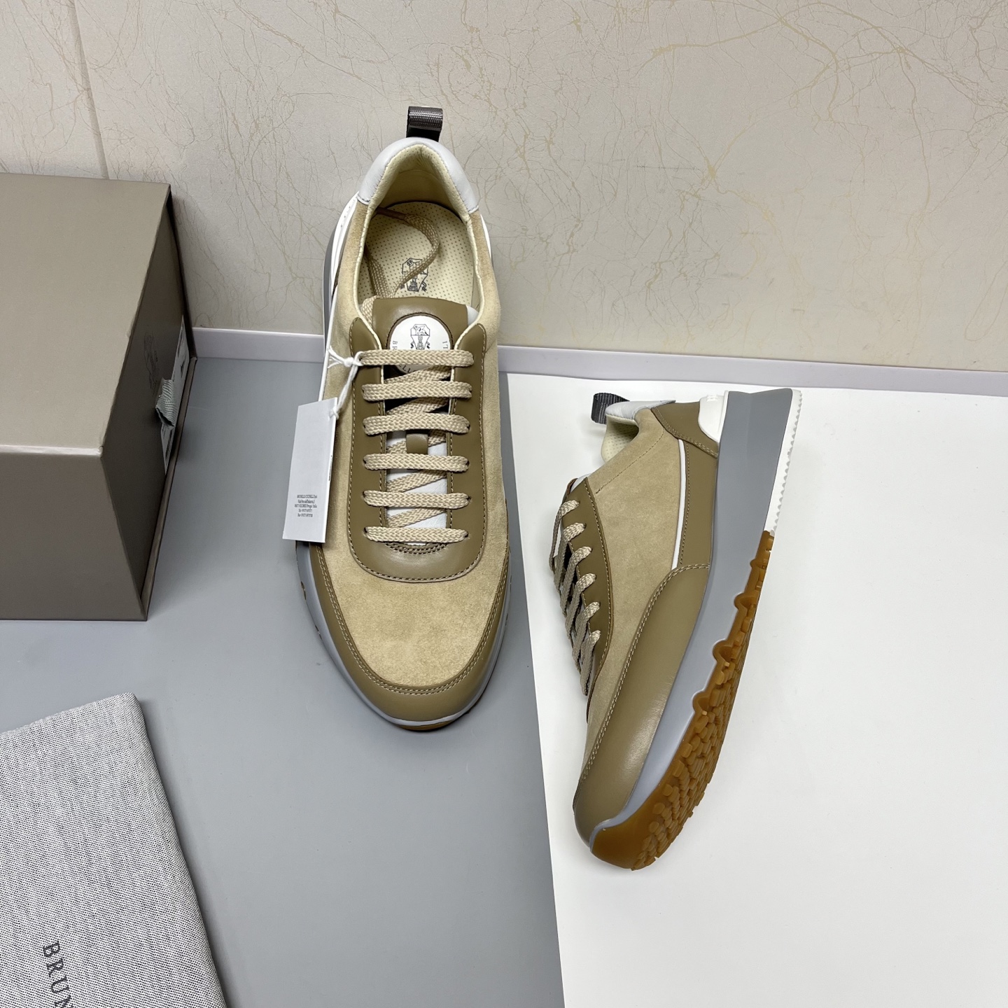 NO:555584,New color matching spring and summer Brunello Cucinelli is the world's top luxury brand from Italy. It is known as the 'King of Cashmere' and 'the real luxury goods in the clothing industry' for low-key luxury. Many people know that cashmere Cashmere is top-notch, expensive, can't be taken off once worn, and is easy to match with other clothes. No brand knows how to design top-grade cashmere fabrics into a 'low-key luxury' style than Brunello Cucinelli.  This BC men's shoe is carefully designed, with impeccable material selection, color matching, and last structure. The upper is made of imported soft first-layer pebbled cowhide + high-mercerized suede leather, which is not easy to deform and pollute, and is paired with high-mercerized elk leather.   The inner lining is made of white benzene-dyed special calfskin + 0.5mm circular punching design. The foot pads are made of high-elastic foam and are aligned with the cowhide lining. They are comfortable, breathable and non-stuffy, and do not fade or slip. The environmentally friendly and harmless TPU+PU outsole is one-piece, clean and does not need to be opened. The texture is overwhelming. Visible luxury. Khaki color. Leather shoe size: 39/40/41/42. The shoe box adopts the original drawer type and comes with a shoe storage bag + hang tag.  Differentiate market currency Welcome to order,, brunello cucinelli, cowhide19860909新配色 春夏Brunello Cucinelli来自意大利的世界顶级奢侈品牌,被誉为低调奢华的 “山羊绒之王” 和 “服装界真正的奢侈品”.很多人都知道羊绒Cashmere顶级、昂贵,一穿就脱不下来,还很容易和其他衣服相互搭配,没有比Brunello Cucinelli 这个品牌更懂得把顶级的羊绒面料设计出一种 “低调的奢华” 的风格. 此款BC男鞋更是精心设计,从材料选用,颜色搭配,楦型结构都无可挑剔.鞋面精选进口柔软头层荔枝纹牛皮+高丝光反绒皮,不易变形污染 搭配高丝光麋皮 内里是本白色苯染专用小牛皮+0.5mm圆形冲孔设计,脚垫高弹发泡与牛里对贴,上脚舒服透气不闷脚,不掉色,不打滑,环保无害TPU+PU大底一体成型,干净不开胶.质感爆棚 看得见的奢华 卡其色 皮鞋码数:39/40/41/42 鞋盒采用原版抽屉式 配鞋履收纳袋+吊牌 区别市场通货 欢迎订购,,brunello cucinelli,cowhide,Men's shoes