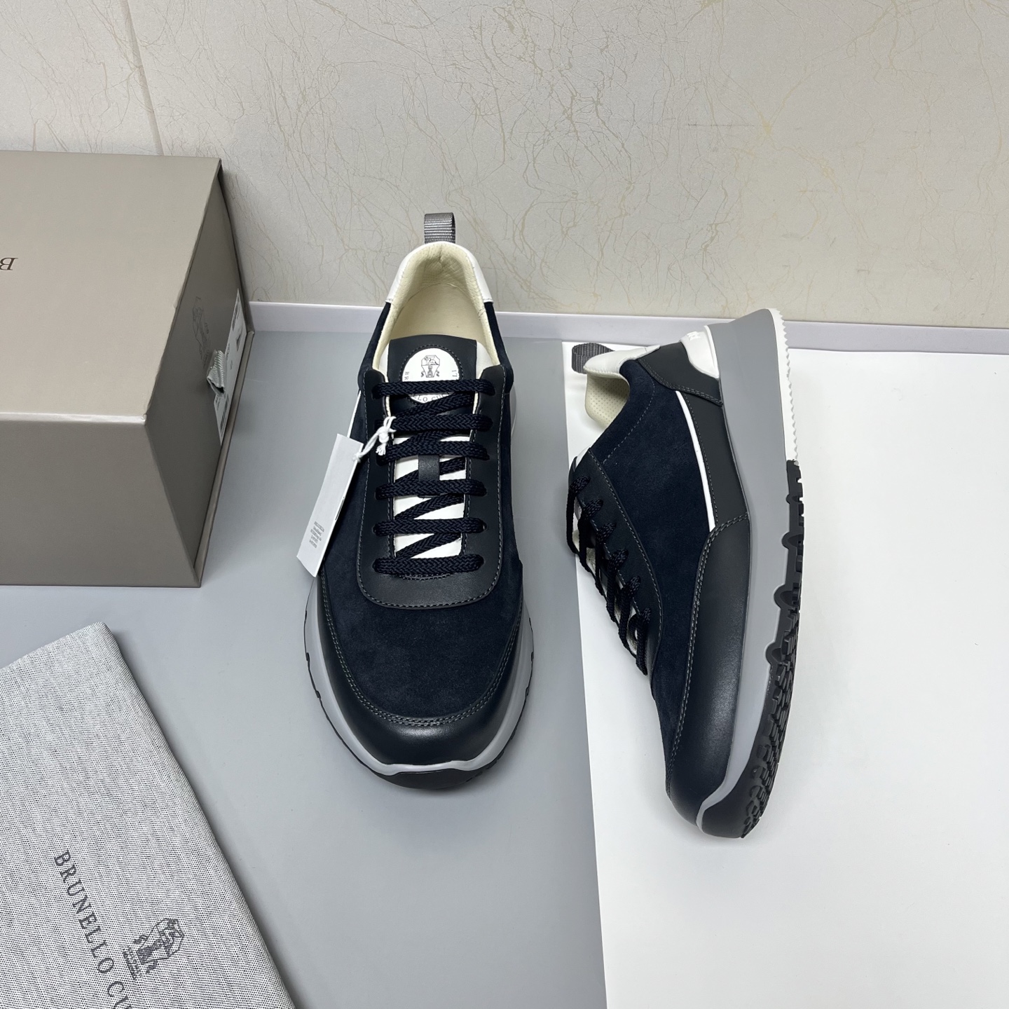 NO:555587,New color matching spring and summer Brunello Cucinelli is the world's top luxury brand from Italy. It is known as the 'King of Cashmere' and 'the real luxury goods in the clothing industry' for low-key luxury. Many people know that cashmere Cashmere is top-notch, expensive, can't be taken off once worn, and is easy to match with other clothes. No brand knows how to design top-grade cashmere fabrics into a 'low-key luxury' style than Brunello Cucinelli.  This BC men's shoe is carefully designed, with impeccable material selection, color matching, and last structure. The upper is made of imported soft first-layer pebbled cowhide + high-mercerized suede leather, which is not easy to deform and pollute, and is paired with high-mercerized elk leather.   The inner lining is made of white benzene-dyed special calfskin + 0.5mm circular punching design. The foot pads are made of high-elastic foam and are aligned with the cowhide lining. They are comfortable, breathable and non-stuffy, and do not fade or slip. The environmentally friendly and harmless TPU+PU outsole is formed in one piece. It is clean and does not need to be opened. The texture is overwhelming. Visible luxury. Blue. Leather shoe size: 39/40/41/42/43/44. The shoe box adopts the original drawer type.  Comes with shoe storage bag + tag to distinguish market currency. Welcome to order, brunello cucinelli, cowhide19860909新配色 春夏Brunello Cucinelli来自意大利的世界顶级奢侈品牌,被誉为低调奢华的 “山羊绒之王” 和 “服装界真正的奢侈品”.很多人都知道羊绒Cashmere顶级、昂贵,一穿就脱不下来,还很容易和其他衣服相互搭配,没有比Brunello Cucinelli 这个品牌更懂得把顶级的羊绒面料设计出一种 “低调的奢华” 的风格. 此款BC男鞋更是精心设计,从材料选用,颜色搭配,楦型结构都无可挑剔.鞋面精选进口柔软头层荔枝纹牛皮+高丝光反绒皮,不易变形污染 搭配高丝光麋皮 内里是本白色苯染专用小牛皮+0.5mm圆形冲孔设计,脚垫高弹发泡与牛里对贴,上脚舒服透气不闷脚,不掉色,不打滑,环保无害TPU+PU大底一体成型,干净不开胶.质感爆棚 看得见的奢华 蓝色 皮鞋码数:39/40/41/42/43/44 鞋盒采用原版抽屉式 配鞋履收纳袋+吊牌 区别市场通货 欢迎订购,,brunello cucinelli,cowhide,Men's shoes