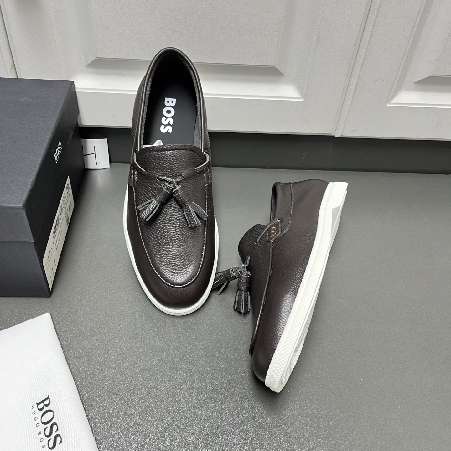 NO:276561,BOSS men's new foot tassel loafer shoes, three colors in stock. This is made of grain calfskin, with the same material tassel pendant decoration, delicate and even handmade mark wiring, classic loafer style, calfskin inner lining and foot pad, paired with lightweight, non-slip wear-resistant rubber sole, light and comfortable, easy to put on and off, comfortable and breathable on the feet, and equipped with the original box packaging dust bag. H leather shoes size: 39/40/41/42/43/44 Coffee,,loafers,cowhide19860909BOSS男士新款套脚流苏乐福鞋 三色有货 这款选用粒面小牛皮制成,鞋面同材质流苏吊坠装饰,细致均匀的手工马克走线,经典乐福版型,小牛皮内里及垫脚,搭配轻质防滑耐磨橡胶大底,轻便舒适,套脚穿脱方便,上脚舒适透气,配原盒包装防尘袋. H皮鞋尺码:39/40/41/42/43/44 咖色,,loafers,cowhide,Men's shoes