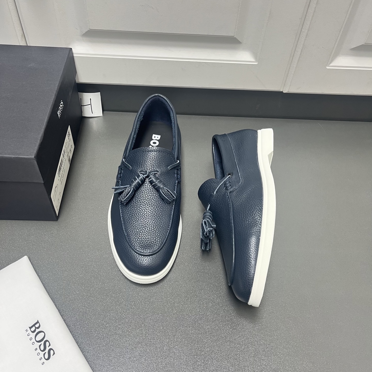 NO:276567,BOSS men's new foot tassel loafer shoes, three colors in stock. This is made of grain calfskin, with the same material tassel pendant decoration on the upper, delicate and even handmade mark routing, classic Loafer style, calfskin inner lining and foot pads, paired with lightweight, non-slip and wear-resistant rubber sole, light and comfortable, easy to put on and take off, comfortable and breathable on the feet, and equipped with the original box packaging dust bag. H leather shoes size: 39/40/41/42/43/44 Blue Welcome to order,,loafers,cowhide19860909BOSS男士新款套脚流苏乐福鞋 三色有货 这款选用粒面小牛皮制成,鞋面同材质流苏吊坠装饰,细致均匀的手工马克走线,经典乐福版型,小牛皮内里及垫脚,搭配轻质防滑耐磨橡胶大底,轻便舒适,套脚穿脱方便,上脚舒适透气,配原盒包装防尘袋. H皮鞋尺码:39/40/41/42/43/44 蓝色 欢迎订购,,loafers,cowhide,Men's shoes