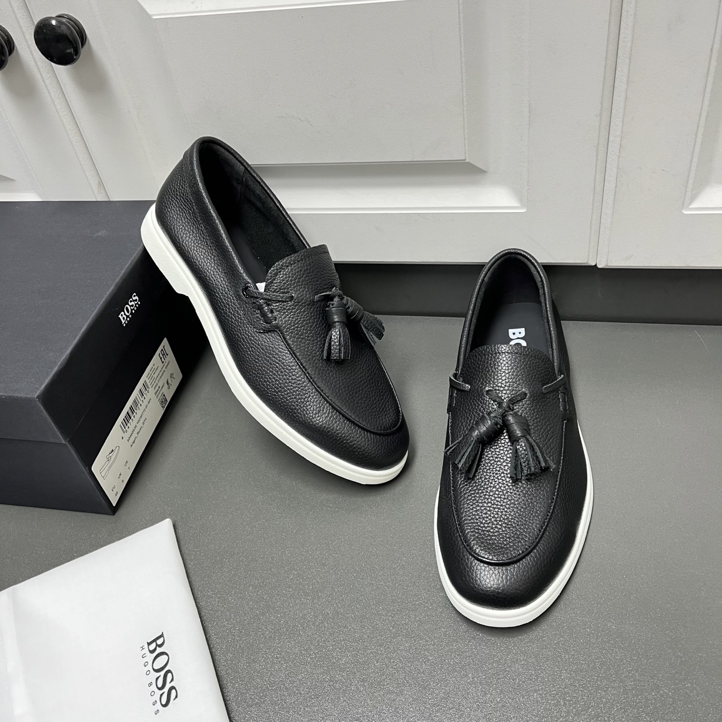 NO:276572,BOSS men's new foot tassel loafer shoes, three colors in stock. This is made of grain calfskin, with the same upper and the same material tassel pendant decoration, delicate and even handmade mark wiring, classic Loafer style, calfskin inner lining and foot pad, paired with lightweight, non-slip and wear-resistant rubber sole, light and comfortable, easy to put on and take off, comfortable and breathable on the feet, and equipped with the original box packaging dust bag. H leather shoes size: 39/40/41/42/43/44 Black Welcome to order,,loafers,cowhide19860909BOSS男士新款套脚流苏乐福鞋 三色有货 这款选用粒面小牛皮制成,鞋面同材质流苏吊坠装饰,细致均匀的手工马克走线,经典乐福版型,小牛皮内里及垫脚,搭配轻质防滑耐磨橡胶大底,轻便舒适,套脚穿脱方便,上脚舒适透气,配原盒包装防尘袋. H皮鞋尺码:39/40/41/42/43/44 黑色 欢迎订购,,loafers,cowhide,Men's shoes