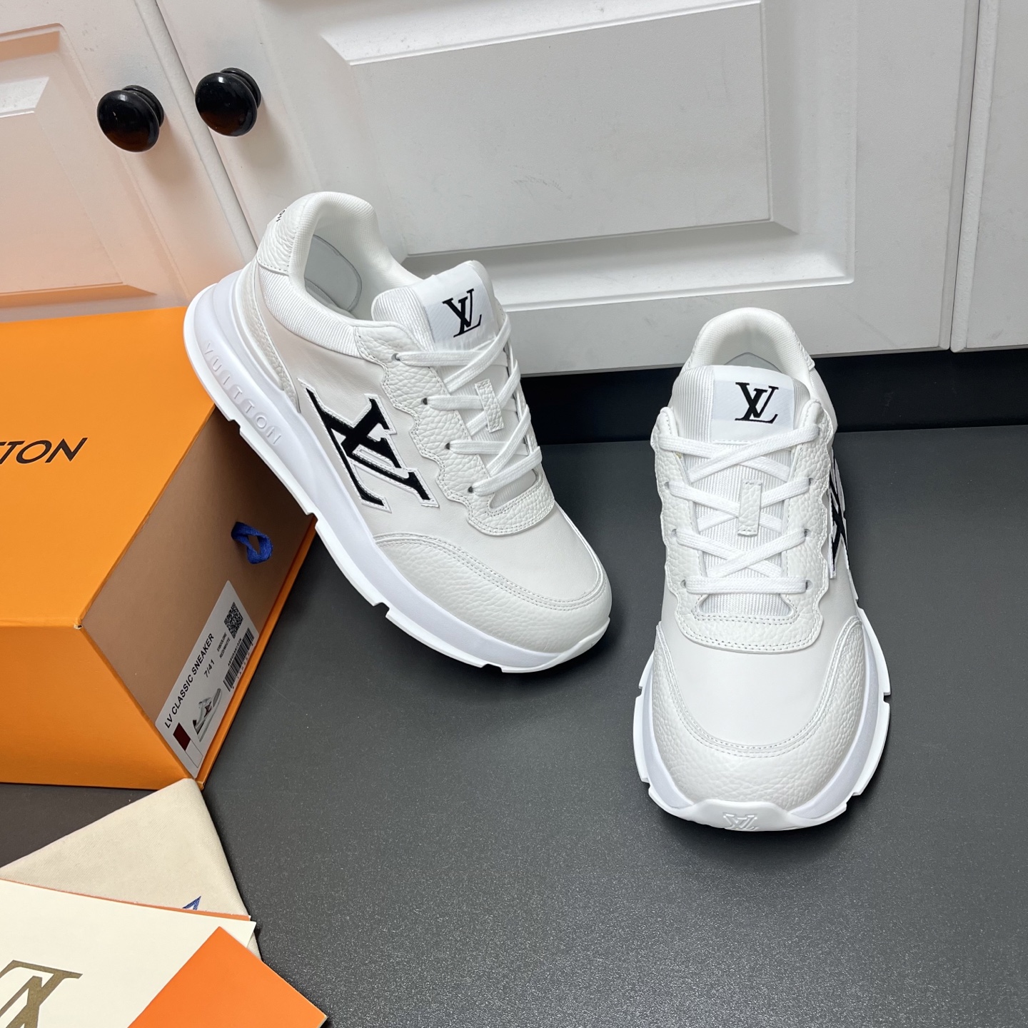 NO:276549,Louis Vuitton LV Classic casual sneakers series 2025 spring and summer new style, the counter focuses on the latest casual shoes, purchasing level, full of high-end feeling, a style that domestic and foreign bloggers are popular, retro and fashionable, beautiful and beautiful on the feet, full of happiness, the official website mainly recommends the original customized imported calf leather fabric   lychee pattern leather matching, genuine leather LV brand logo on the outside waist, which is also the highlight of this shoe, full of personality, the inner imported Italian breathable anti-slip yarn mesh, outsole rubber foam and TPU high-end sole, the foot feel is more comfortable. Leather shoes size: 39/40/41/42/43/44 White Original box packaging   dust bag, christian louboutin, louis vuitton, louis vuitton, sneakers, cowhide19860909路易威登LV Classic休闲运动鞋系列 2025春夏新款,专柜主打最新款休闲鞋,代购级别,高级感十足,国内外博主刷爆的一款,复古又时髦,上脚美炸了,穿上满满的幸福感,官网主推款 原版订制进口小牛皮面料 荔枝纹皮搭配,外腰真皮LV字品牌logo,也是这款鞋的亮点,个性十足,内里意大利进口透气防滑纱网,大底橡胶发泡加TPU高端大底,脚感更舒适. 皮鞋码数:39/40/41/42/43/44 白色 原盒包装 防尘袋,,christian louboutin,louis vuitton,louis vuitton,sneakers,cowhide,Men's shoes