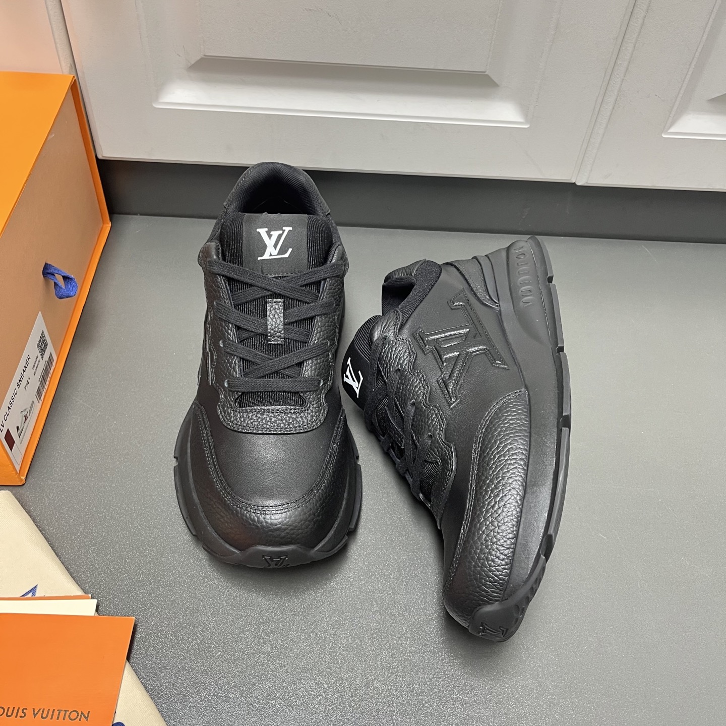 NO:276555,Louis Vuitton LV Classic casual sneakers series 2025 spring and summer new style, the counter focuses on the latest casual shoes, purchasing level, full of high-end feeling, a style that domestic and foreign bloggers are popular, retro and fashionable, beautiful and beautiful, and full of happiness when worn, the official website mainly promotes the original customized imported calf leather fabric   lychee pattern leather matching, the outer waist genuine leather LV brand logo is also the highlight of this shoe, full of personality, the inner imported Italian breathable anti-slip yarn mesh, the sole rubber foam and TPU high-end sole, the foot feel is more comfortable. Leather shoes size: 39/40/41/42/43/44 Black Original box packaging   dust bag, christian louboutin, louis vuitton, louis vuitton, sneakers, cowhide19860909路易威登LV Classic休闲运动鞋系列 2025春夏新款,专柜主打最新款休闲鞋,代购级别,高级感十足,国内外博主刷爆的一款,复古又时髦,上脚美炸了,穿上满满的幸福感,官网主推款 原版订制进口小牛皮面料 荔枝纹皮搭配,外腰真皮LV字品牌logo,也是这款鞋的亮点,个性十足,内里意大利进口透气防滑纱网,大底橡胶发泡加TPU高端大底,脚感更舒适. 皮鞋码数:39/40/41/42/43/44 黑色 原盒包装 防尘袋,,christian louboutin,louis vuitton,louis vuitton,sneakers,cowhide,Men's shoes