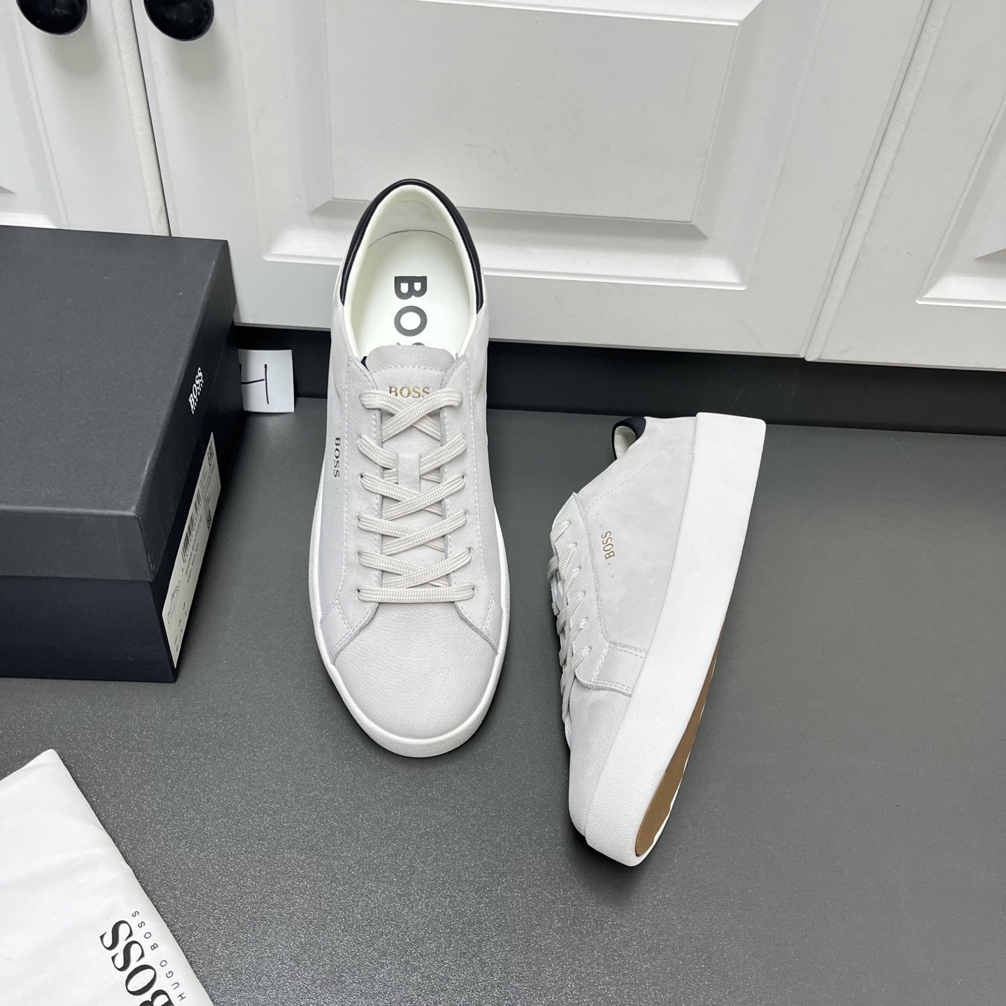 NO:278564,The new BOSS model is here. Belwar Logo leather lace-up sports men's shoes. This model uses a soft niubago grain matte textured calf leather upper. The outer and tongue are decorated with gold 