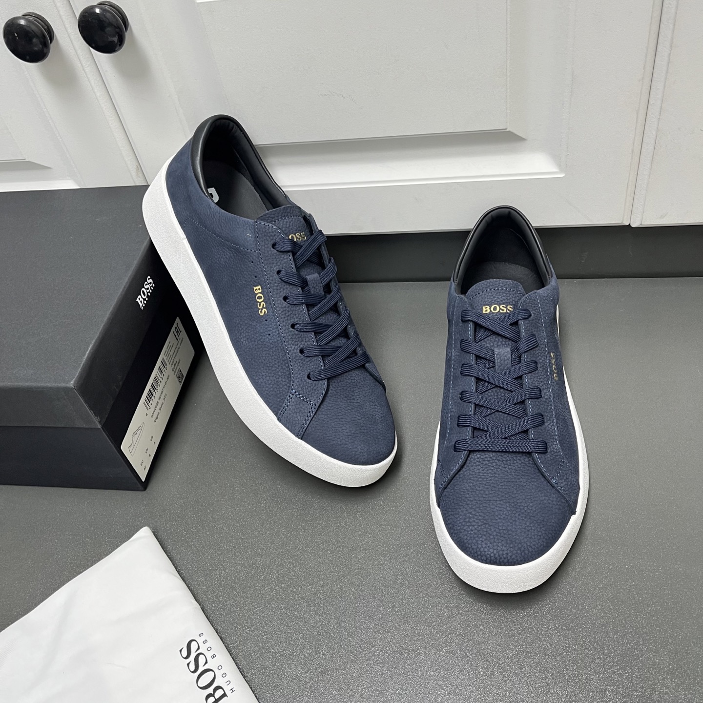 NO:278522,The new BOSS model is here. Belwar Logo leather lace-up sports men's shoes. This model uses a soft niubago grain matte textured calf leather upper. The outer and tongue are decorated with gold 