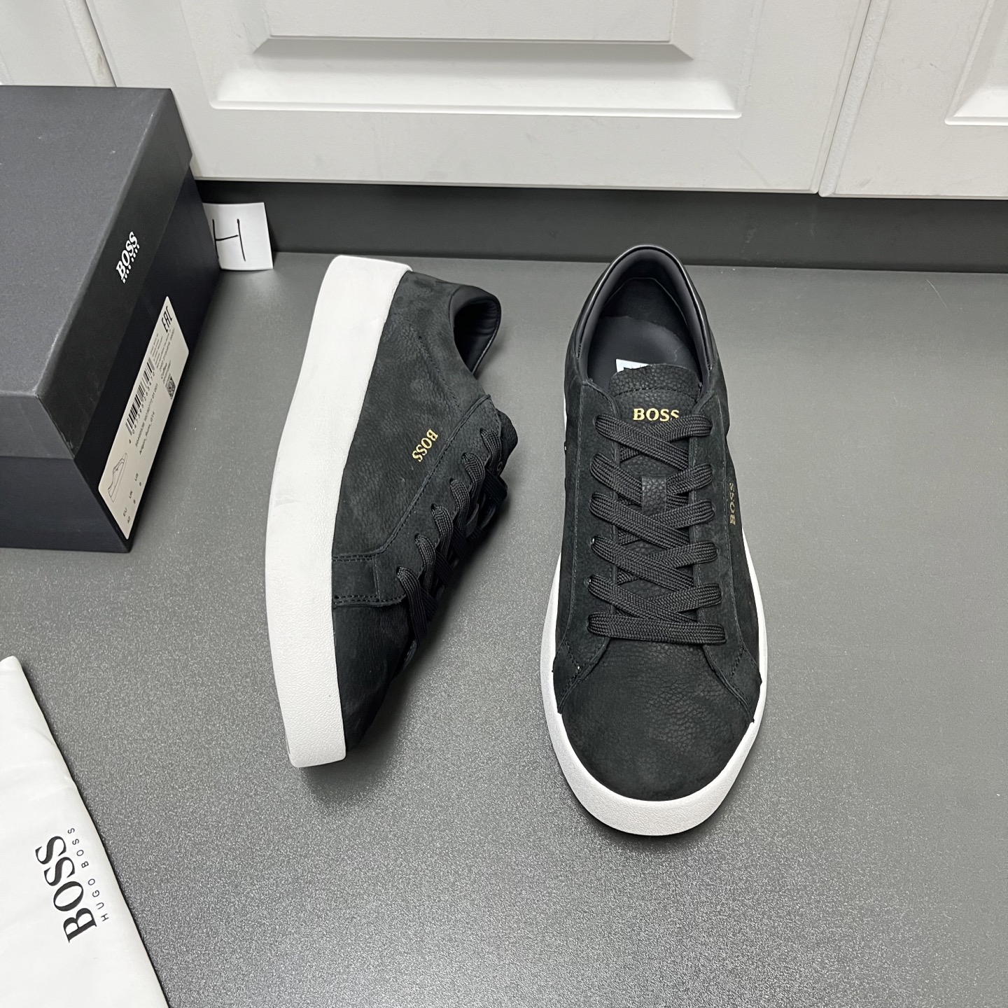 NO:278527,The new BOSS model is here. Belwar Logo leather lace-up sports men's shoes. This model uses a soft niubago grain matte textured calf leather upper. The outer and tongue are decorated with gold 