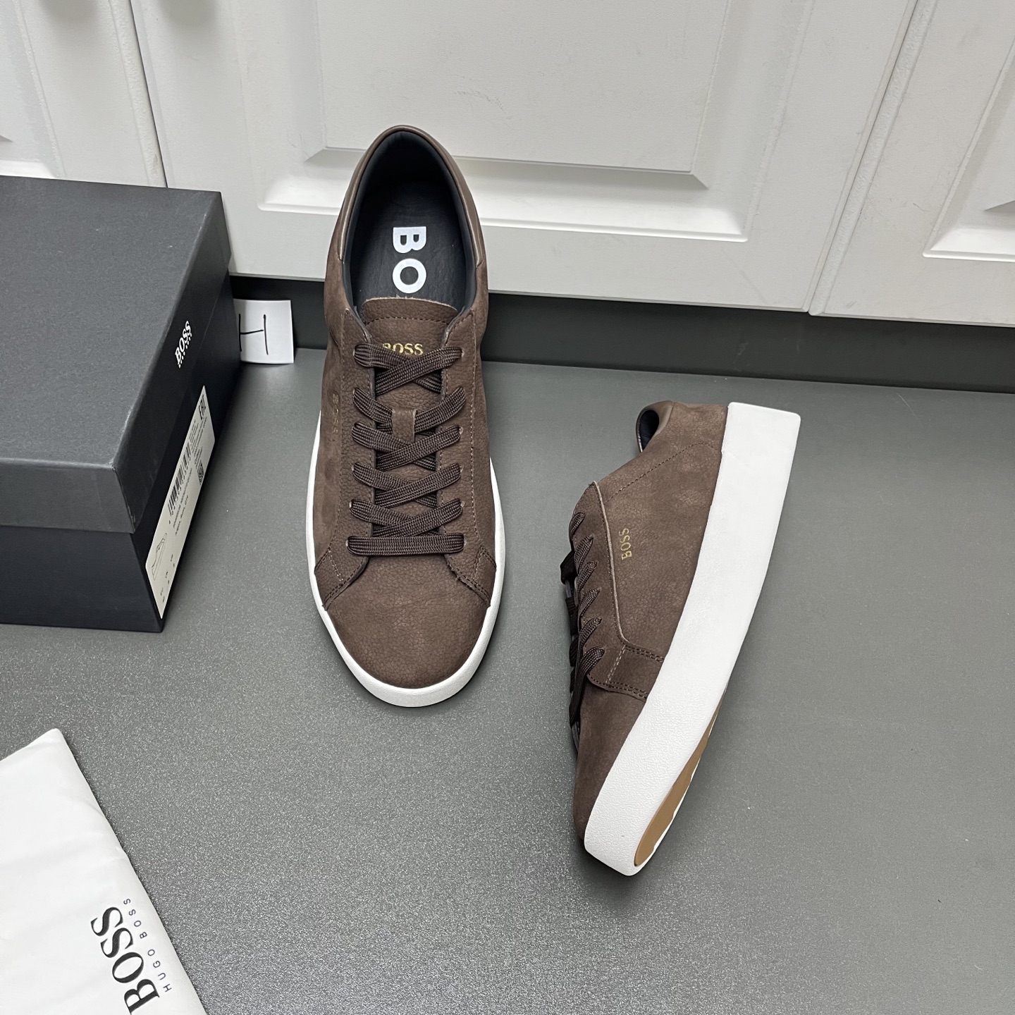 NO:278532,The new BOSS model is here. Belwar Logo leather lace-up sports men's shoes. This model uses a soft niubago grain matte textured calf leather upper. The outer and tongue are decorated with gold 