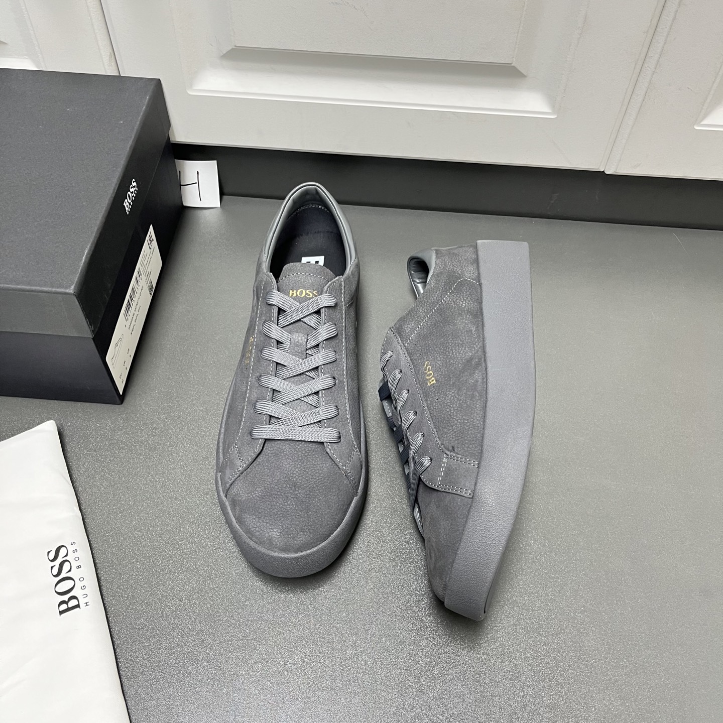 NO:278537,The new BOSS model is here. Belwar Logo leather lace-up sports men's shoes. This model uses a soft niubago grain matte textured calf leather upper. The outer and tongue are decorated with gold 