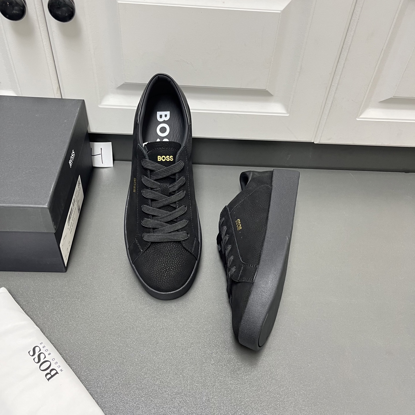 NO:278542,The new BOSS model is here. Belwar Logo leather lace-up sports men's shoes. This model uses a soft niubago grain matte textured calf leather upper. The outer and tongue are decorated with gold 