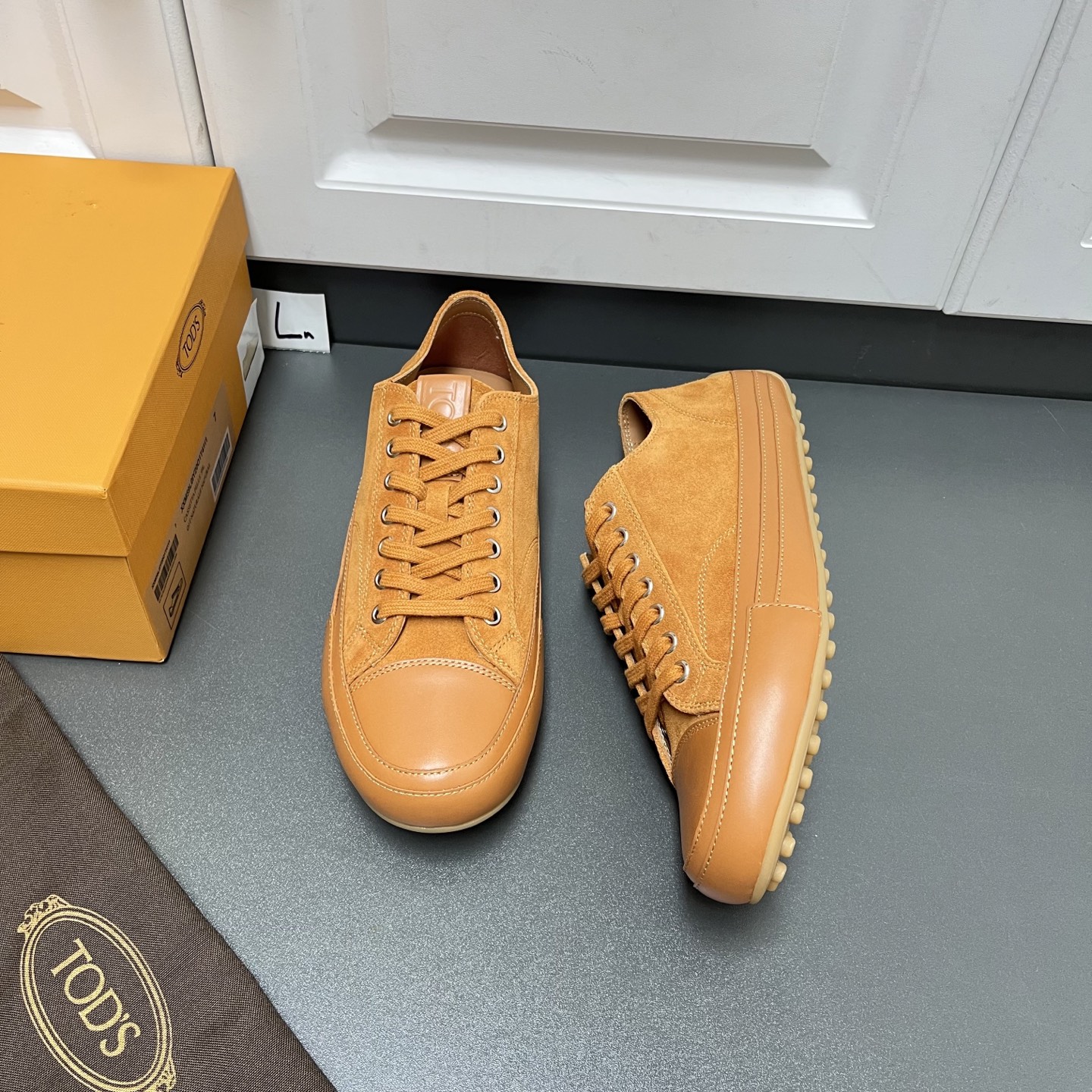 NO:278546,TOD'S New Spring and Summer Series Leather Lace-lace Men's Shoes Multi-color In stock This sports and casual shoe upper is made of delicate flocked cowhide leather, with Tod's embossed letters on the tongue, paired with classic contrasting stitching rubber bean sole, with raised rubber beans on the heel and sole, metal enamel eye lace-up style, toe two-joint design, paired with Benwang calfskin inner lining, embossed logo cowhide foot pads, combining sports vitality and exquisite taste, light and comfortable on the foot, with the original box packaging dust bag!  Leather shoes size 39/40/41/42/43/44 Brown No. 64FH220834540,,Tod's,cowhide19860909TOD'S托德斯 春夏新系列皮革系带男鞋 多色有货 这款运动休闲鞋鞋面融入复古篮球鞋元素,以细腻植绒面牛皮革制成,鞋舌上点缀Tod's压纹字母,搭配经典撞色缝线橡胶豆豆鞋底,后跟和鞋底都设有凸起橡胶豆豆,金属珐琅鞋眼系带风格,鞋头二接头设计,搭配本蒅小牛皮内里,压纹徽标牛皮垫脚,兼具运动活力与精致品味,上脚轻便舒适透气,配原盒包装防尘袋！皮鞋码数39/40/41/42/43/44 棕色 编号64FH220834540,,Tod's,cowhide,Men's shoes