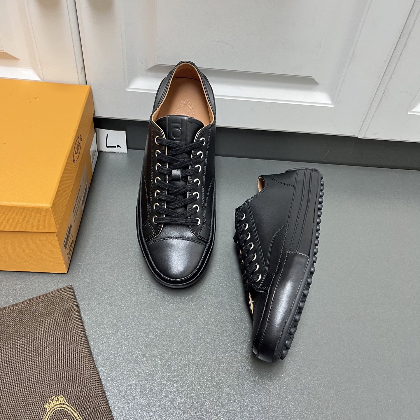 NO:278567,TOD'S New Series of Leather Lace-lace Men's Shoes in Spring and Summer Multi-color In stock This sports and casual shoe upper is made of retro basketball shoes, made of delicate smooth calfskin, with Tod's embossed letters on the tongue, paired with classic contrasting stitching rubber bean sole, with raised rubber beans on the heel and sole, metal enamel eye lace-up style, toe two-joint design, matched with Benwang calfskin inner lining, embossed logo cowhide foot pads, combining sports vitality and exquisite taste, light and comfortable on the foot, with the original box packaging dust bag!  Leather shoes size 39/40/41/42/43/44 Black No. 64FH220834540,,Tod's,cowhide19860909TOD'S托德斯 春夏新系列皮革系带男鞋 多色有货 这款运动休闲鞋鞋面融入复古篮球鞋元素,以细腻的光滑小牛皮制成,鞋舌上点缀Tod's压纹字母,搭配经典撞色缝线橡胶豆豆鞋底,后跟和鞋底都设有凸起橡胶豆豆,金属珐琅鞋眼系带风格,鞋头二接头设计,搭配本蒅小牛皮内里,压纹徽标牛皮垫脚,兼具运动活力与精致品味,上脚轻便舒适透气,配原盒包装防尘袋！皮鞋码数39/40/41/42/43/44 黑色 编号64FH220834540,,Tod's,cowhide,Men's shoes