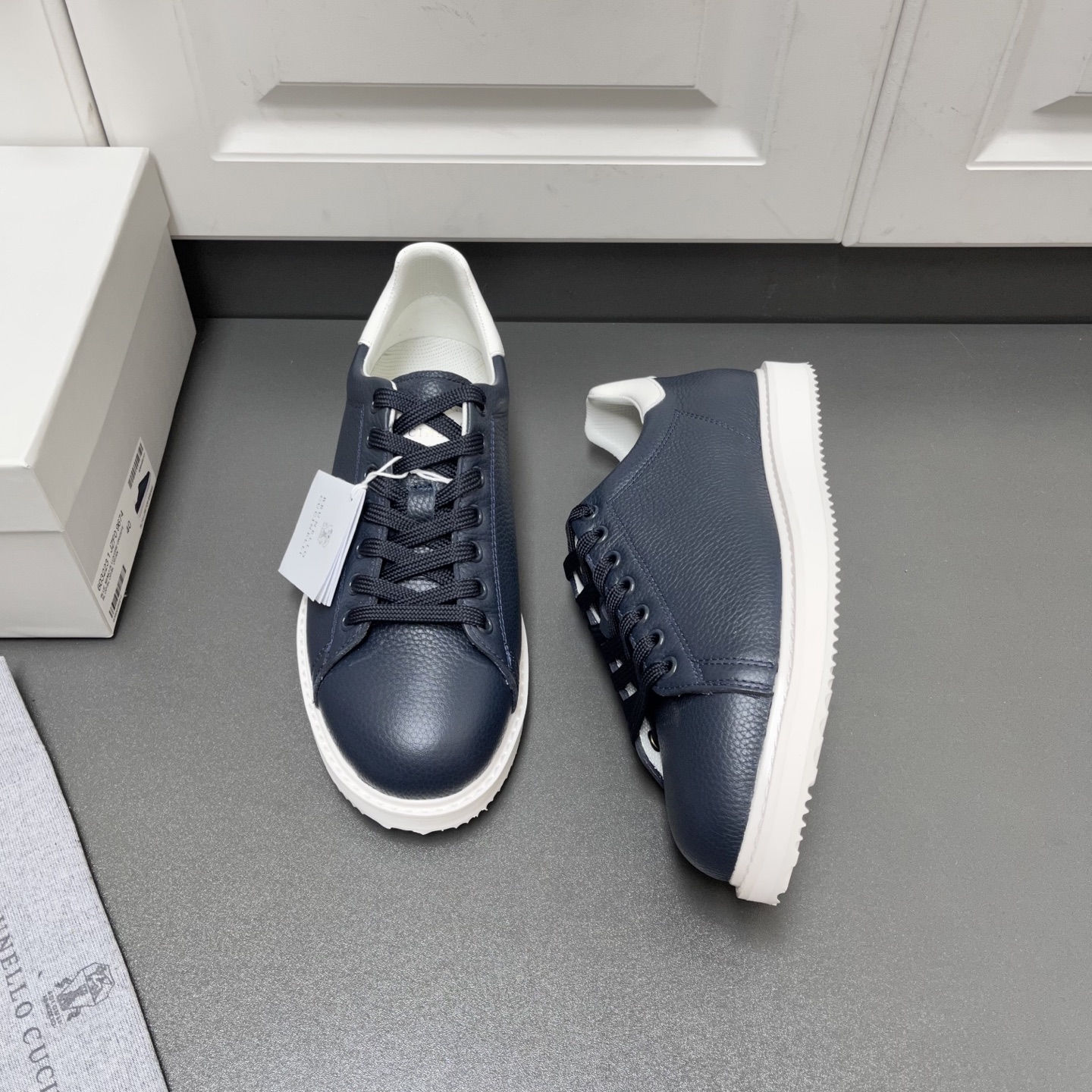 NO:357629,Brunello Cucinelli new men's leather casual sneakers This BC rubber-soled shoe integrates traditional simple and capable design lines with precious materials and exquisite craftsmanship. It uses lychee-shaped cowhide and matte cowhide upper and heel calf leather. The exquisite texture presents an uneven effect, adding a touch of retro taste to the shoes. Classic and durable, casual and versatile. The fabric cowhide inner lining and cowhide foot pads use a unique 