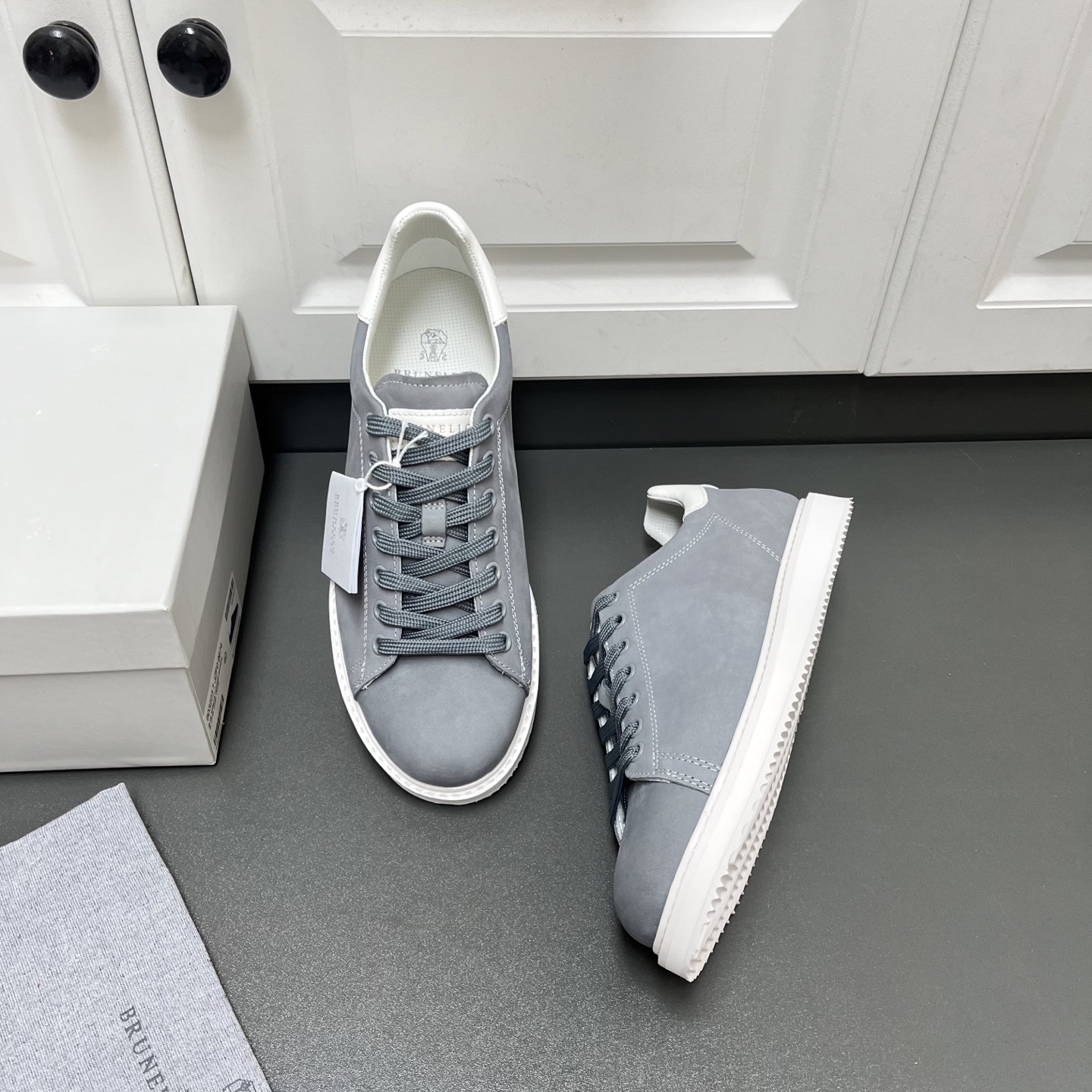 NO:357642,Brunello Cucinelli new men's leather casual sneakers This BC rubber-soled shoe integrates traditional simple and capable design lines with precious materials and exquisite craftsmanship. It uses lychee-shaped cowhide and matte cowhide upper and heel calf leather. The exquisite texture presents an uneven effect, adding a touch of retro taste to the shoes. Classic and durable, casual and versatile. The fabric cowhide inner lining and cowhide foot pads use a unique 