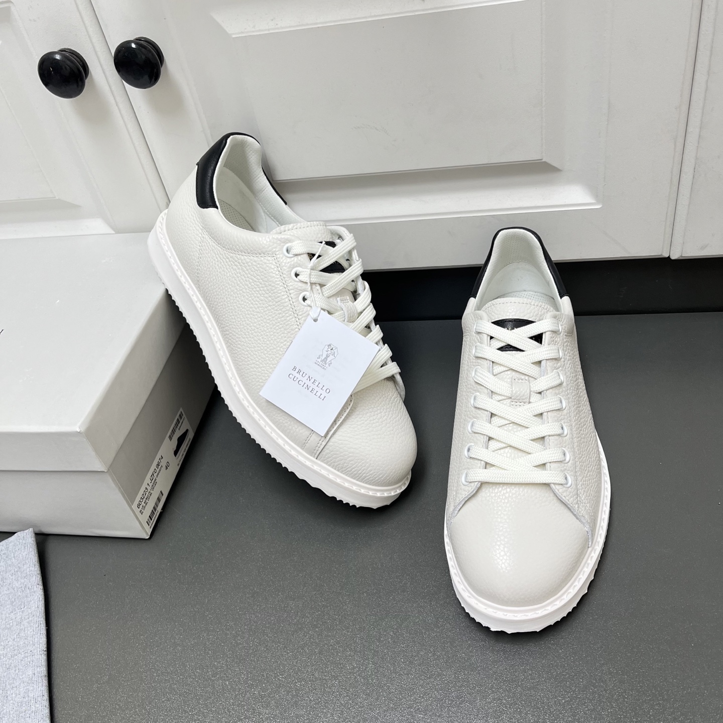 NO:357653,Brunello Cucinelli new men's leather casual sneakers This BC rubber-soled shoe integrates traditional simple and capable design lines with precious materials and exquisite craftsmanship. It uses lychee-shaped cowhide and matte cowhide upper and heel calf leather. The exquisite texture presents an uneven effect, adding a touch of retro taste to the shoes. Classic and durable, casual and versatile. The fabric cowhide inner lining and cowhide foot pads use a unique 