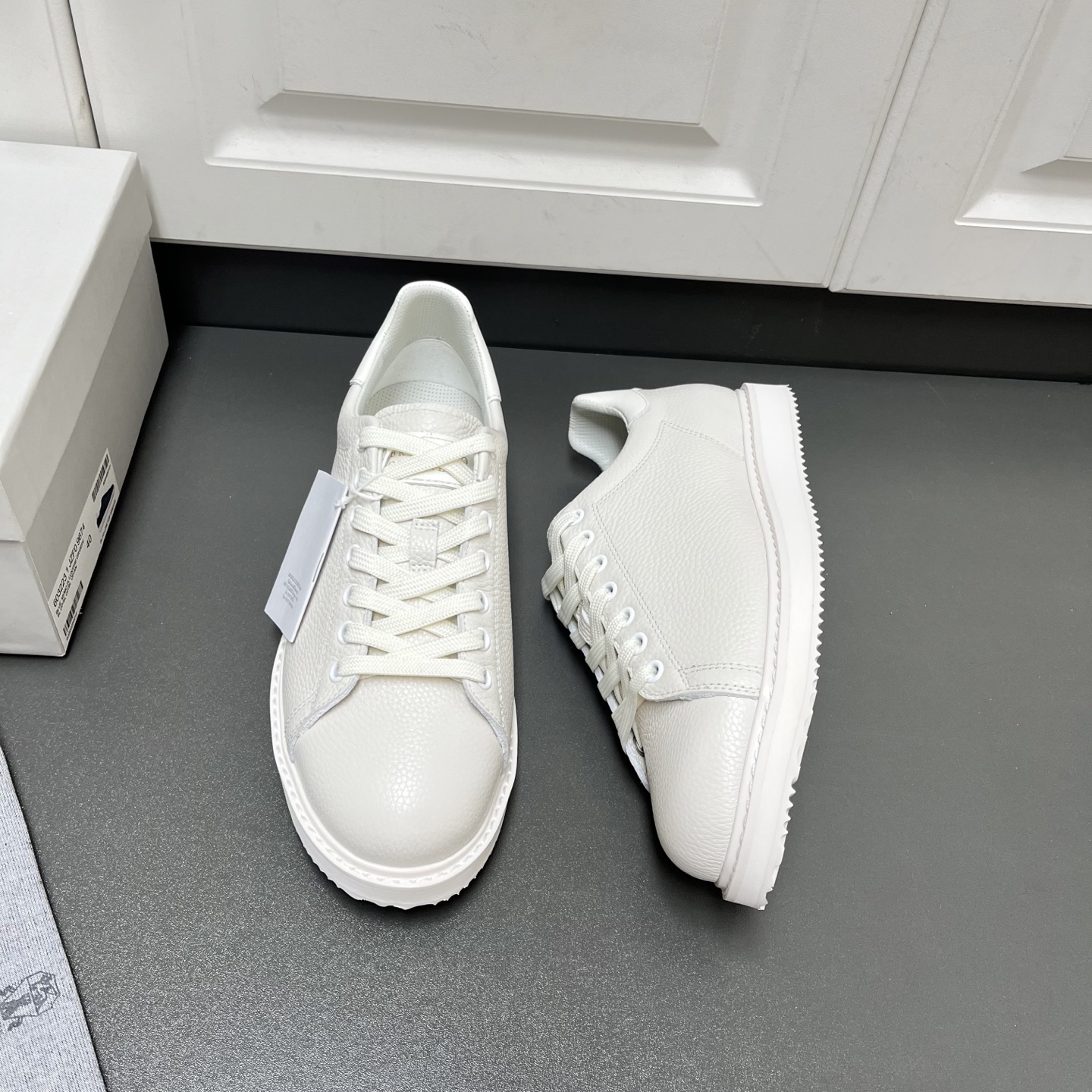 NO:357664,Brunello Cucinelli new men's leather casual sneakers This BC rubber-soled shoe integrates traditional simple and capable design lines with precious materials and exquisite craftsmanship. It uses lychee-shaped cowhide and matte cowhide upper and heel calf leather. The exquisite texture presents an uneven effect, adding a touch of retro taste to the shoes. Classic and durable, casual and versatile. The fabric cowhide inner lining and cowhide foot pads use a unique 