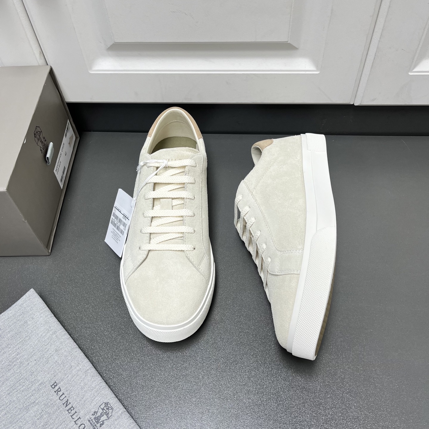 NO:351557,Brunello Cucinelli2025ss new lace-up men's casual sports shoes, four colors arrive. This BC upper is made of custom suede imported from Italy, with three-dimensional and skin-friendly feel, smooth and simple lines, the tongue brand logo + heel three-dimensional printing design, making the texture of the whole pair of shoes more prominent, fashionable and luxurious, the inner benzene dyed calfskin is matched with the brand's special fabric, u insole and fabric are integrated, without fading, breathable and comfortable, rubber anti-slip wear-resistant two-color outsole, the texture is overwhelming, classic style, never out of time, versatile and comfortable on the feet, you deserve it, drawer-style original box packaging + shoe storage bag. Off-white Leather Shoes Size: 39/40/41/42/43/44 [45 can be customized] High-end customization Welcome to order, brunello  cucinelli,cowhide,chamois leather19860909Brunello Cucinelli2025ss新款系带男士休闲运动板鞋,四色到货 此款BC鞋面采用意大利进口订制麂皮,立体感和亲肤感十足,线条顺畅简约,鞋舌品牌Logo+后跟立体印刷设计,使整双鞋子的质感更加凸显,时尚奢华不张扬,内里苯染小牛皮搭配品牌专用布料,u鞋垫和布料一体成型,不掉色,透气舒适不闷脚,橡胶防滑耐磨双色大底,质感爆棚,经典版型,永不过时,上脚百搭还舒适,您值得拥有,抽屉式原盒包装+鞋履收纳袋. 米白色 皮鞋码数:39/40/41/42/43/44【45可定做】高端定制 欢迎订购,,brunello cucinelli,cowhide,chamois leather,Men's shoes