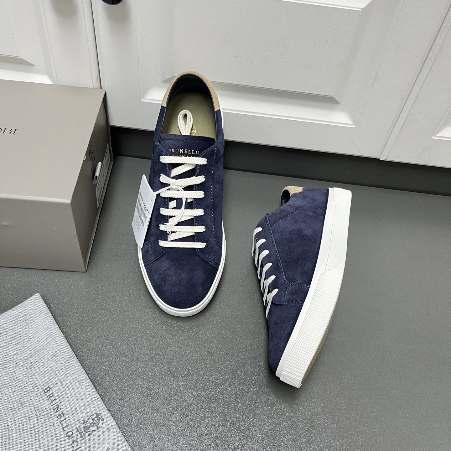 NO:351574,Brunello Cucinelli2025ss new lace-up men's casual sports shoes, four colors arrive. This BC upper is made of custom suede imported from Italy, with three-dimensional and skin-friendly feel, smooth and simple lines, the tongue brand logo + heel three-dimensional printing design, making the texture of the whole pair of shoes more prominent, fashionable and luxurious, the inner benzene dyed calfskin is matched with the brand's special fabric, u insole and fabric are integrated, without fading, breathable and comfortable, rubber anti-slip wear-resistant two-color outsole, full of texture, classic style, never out of time, versatile and comfortable on the feet, you deserve it, drawer-style original box packaging + shoe storage bag. Dark blue Leather shoes size: 39/40/41/42/43/44 [45 can be customized] high-end customization Welcome to order, brunello  cucinelli,cowhide,chamois leather19860909Brunello Cucinelli2025ss新款系带男士休闲运动板鞋,四色到货 此款BC鞋面采用意大利进口订制麂皮,立体感和亲肤感十足,线条顺畅简约,鞋舌品牌Logo+后跟立体印刷设计,使整双鞋子的质感更加凸显,时尚奢华不张扬,内里苯染小牛皮搭配品牌专用布料,u鞋垫和布料一体成型,不掉色,透气舒适不闷脚,橡胶防滑耐磨双色大底,质感爆棚,经典版型,永不过时,上脚百搭还舒适,您值得拥有,抽屉式原盒包装+鞋履收纳袋. 深蓝色 皮鞋码数:39/40/41/42/43/44【45可定做】高端定制 欢迎订购,,brunello cucinelli,cowhide,chamois leather,Men's shoes