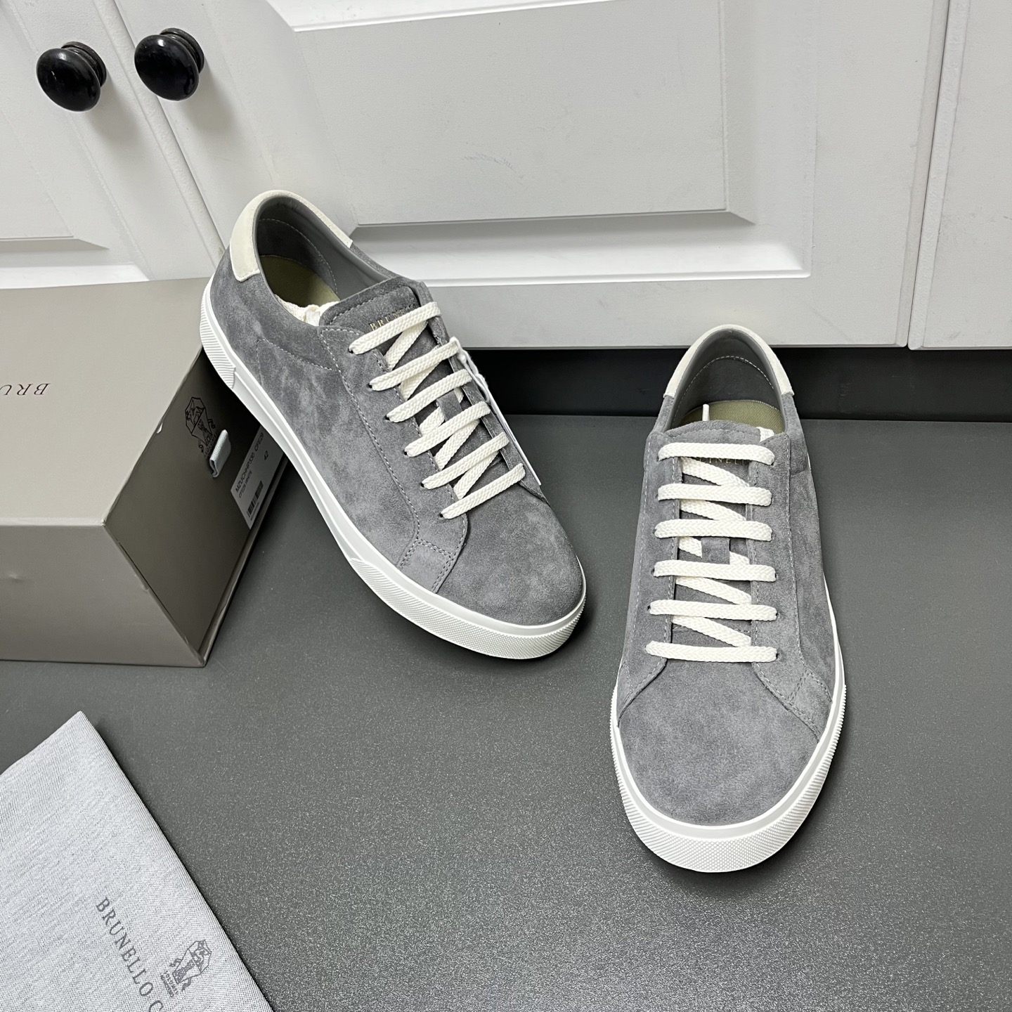 NO:351587,Brunello Cucinelli2025ss new lace-up men's casual sports shoes, four colors arrive. This BC upper is made of custom suede imported from Italy, with a three-dimensional and skin-friendly feel, smooth and simple lines, the tongue brand logo + heel three-dimensional printing design, making the texture of the whole pair of shoes more prominent, fashionable and luxurious, and the inner benzene dyed calfskin is matched with the brand's special fabric. U insole and fabric are integrated into one, without fading, breathable and comfortable, rubber anti-slip wear-resistant two-color outsole, full of texture, classic style, never out of time, versatile and comfortable on the feet, you deserve it, drawer-style original box packaging + shoe storage bag. Gray Leather shoes size: 39/40/41/42/43/44 [45 can be customized] high-end customization Welcome to order,,brunello  cucinelli,cowhide,chamois leather19860909Brunello Cucinelli2025ss新款系带男士休闲运动板鞋,四色到货 此款BC鞋面采用意大利进口订制麂皮,立体感和亲肤感十足,线条顺畅简约,鞋舌品牌Logo+后跟立体印刷设计,使整双鞋子的质感更加凸显,时尚奢华不张扬,内里苯染小牛皮搭配品牌专用布料,u鞋垫和布料一体成型,不掉色,透气舒适不闷脚,橡胶防滑耐磨双色大底,质感爆棚,经典版型,永不过时,上脚百搭还舒适,您值得拥有,抽屉式原盒包装+鞋履收纳袋. 灰色 皮鞋码数:39/40/41/42/43/44【45可定做】高端定制 欢迎订购,,brunello cucinelli,cowhide,chamois leather,Men's shoes