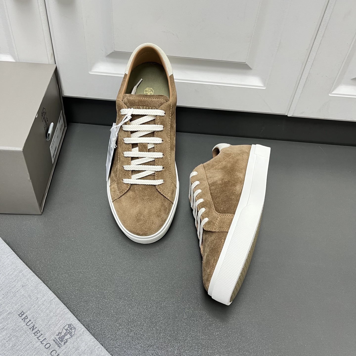 NO:351610,Brunello Cucinelli2025ss new lace-up men's casual sports shoes, four colors arrive. This BC upper is made of custom suede imported from Italy, with a three-dimensional and skin-friendly feel, smooth and simple lines, the tongue brand logo + heel three-dimensional printing design, making the texture of the whole pair of shoes more prominent, fashionable and luxurious, and the inner benzene dyed calfskin is matched with the brand's special fabric. U insole and fabric are integrated into one, without fading, breathable and comfortable, rubber anti-slip wear-resistant two-color outsole, full of texture, classic style, never out of time, versatile and comfortable on the feet, you deserve it, drawer-style original box packaging + shoe storage bag. Brown Leather Shoes Size: 39/40/41/42/43/44 [45 can be customized] High-end customization Welcome to order,,brunello  cucinelli,cowhide,chamois leather19860909Brunello Cucinelli2025ss新款系带男士休闲运动板鞋,四色到货 此款BC鞋面采用意大利进口订制麂皮,立体感和亲肤感十足,线条顺畅简约,鞋舌品牌Logo+后跟立体印刷设计,使整双鞋子的质感更加凸显,时尚奢华不张扬,内里苯染小牛皮搭配品牌专用布料,u鞋垫和布料一体成型,不掉色,透气舒适不闷脚,橡胶防滑耐磨双色大底,质感爆棚,经典版型,永不过时,上脚百搭还舒适,您值得拥有,抽屉式原盒包装+鞋履收纳袋. 棕色 皮鞋码数:39/40/41/42/43/44【45可定做】高端定制 欢迎订购,,brunello cucinelli,cowhide,chamois leather,Men's shoes