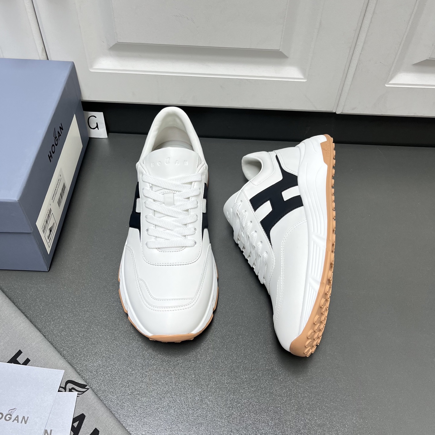 NO:354012,The new model is here. Hogan Hogan 2025 men's casual sneakers. High-end lace-up shoes. This model is endorsed by Wu Lei. The same style is the counter. Futuristic and luxurious style. The new lnteractive cube series. Imported Italian imported cowhide + streamlined shoe body + side super H letter design. Textured layered lightweight sole. Memory foam insole. High-end anti-slip wear-resistant IP classic outsole. Super comfortable to put on. A must-have for trendy men. Welcome to order. G leather shoes size: 39/40/41/42/43/44. White. Original box packaging,,hogan,sneakers,cowhide19860909新款来了 Hogan霍根2025男士休闲运动鞋 高端系带板鞋 这款由吴磊倾情代言 专柜同款 未来主义 奢潮款 全新lnteractive cube系列 进口意大利进口头层牛皮+流线型鞋身+侧超H字母设计 纹理层次感轻质鞋底 记忆泡沫内底 增高防滑耐磨IP经典大底 上脚超舒适 潮男必备款 欢迎订购 G皮鞋码数:39/40/41/42/43/44 白色 原盒包装,,hogan,sneakers,cowhide,Men's shoes