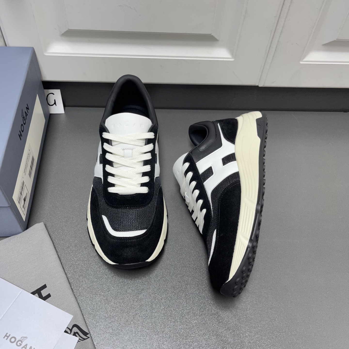 NO:354031,The new model is here. Hogan Hogan 2025 men's casual sneakers. High-end lace-up shoes. This model is endorsed by Wu Lei. The same style is the counter. Futuristic and luxurious style. The new lnteractive cube series. Imported Italian imported flocked beef reverse velvet cowhide leather + breathable Mesh mesh fabric. Creation of streamlined shoe body + side super H letter design. Texture layered lightweight sole. Memory foam insole. High-rise, anti-slip and wear-resistant IP classic outsole. Super comfortable on the foot. Must-have for trendy men. Welcome to order. G leather shoes size: 39/40/41/42/43/44. Black. Original box packaging,,hogan,sneakers,cowhide19860909新款来了 Hogan霍根2025男士休闲运动鞋 高端系带板鞋 这款由吴磊倾情代言 专柜同款 未来主义 奢潮款 全新lnteractive cube系列 进口意大利进口植绒牛反绒牛皮+透气Mesh网布打造+流线型鞋身+侧超H字母设计 纹理层次感轻质鞋底 记忆泡沫内底 增高防滑耐磨IP经典大底 上脚超舒适 潮男必备款 欢迎订购 G皮鞋码数:39/40/41/42/43/44 黑色 原盒包装,,hogan,sneakers,cowhide,Men's shoes