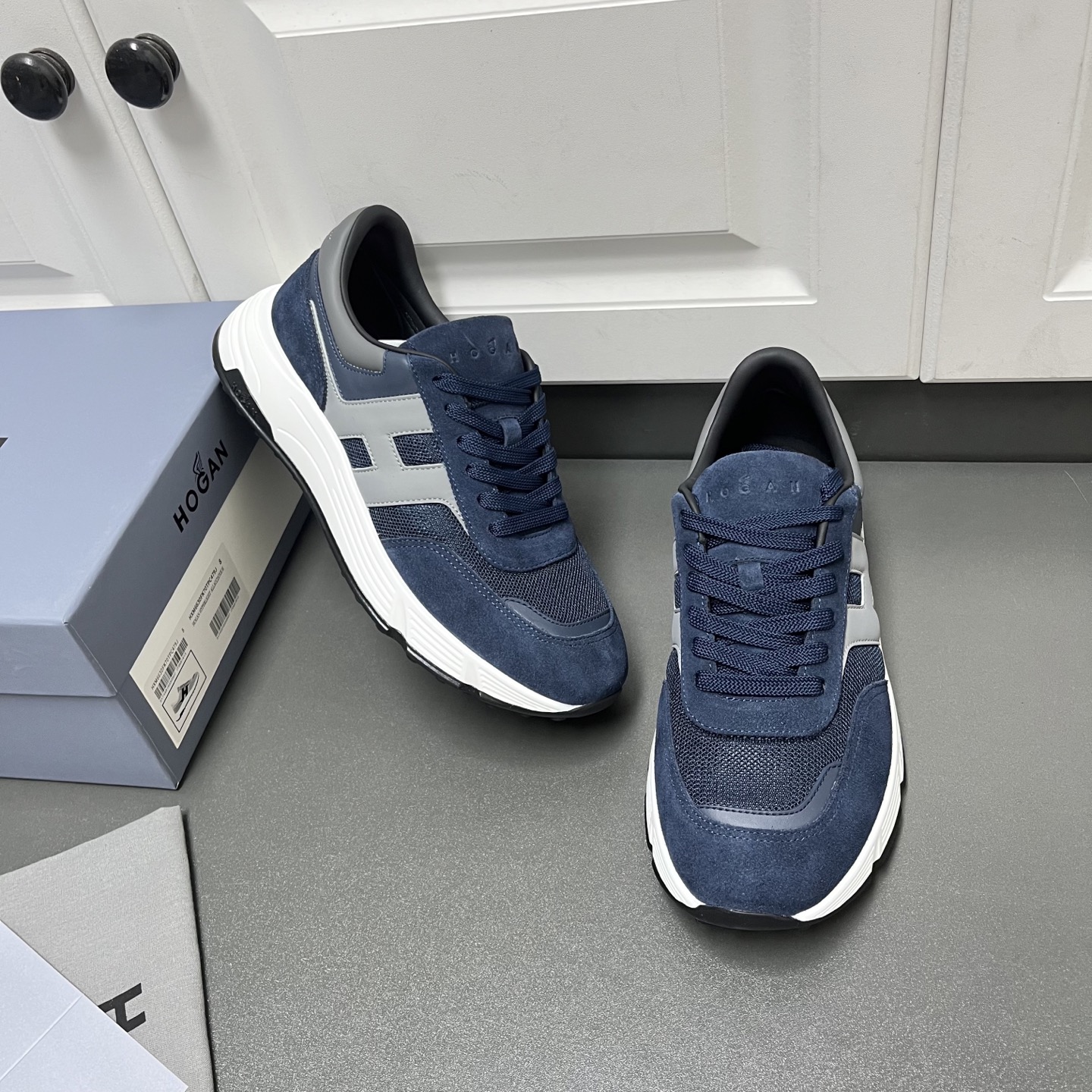 NO:354083,The new model is here. Hogan Hogan 2025 men's casual sneakers. High-end lace-up shoes. This model is endorsed by Wu Lei. The same style is the counter. Futuristic and luxurious style. The new lnteractive cube series. Imported Italian imported flocked beef reverse velvet cowhide leather + breathable Mesh mesh fabric. Creation of streamlined shoe body + side super H letter design. Texture layered lightweight sole. Memory foam insole. High-rise anti-slip wear-resistant IP classic outsole. Super comfortable to put on. A must-have for trendy men. Welcome to order. G leather shoes size: 39/40/41/42/43/44. Blue. Original box packaging,,hogan,sneakers,cowhide19860909新款来了 Hogan霍根2025男士休闲运动鞋 高端系带板鞋 这款由吴磊倾情代言 专柜同款 未来主义 奢潮款 全新lnteractive cube系列 进口意大利进口植绒牛反绒牛皮+透气Mesh网布打造+流线型鞋身+侧超H字母设计 纹理层次感轻质鞋底 记忆泡沫内底 增高防滑耐磨IP经典大底 上脚超舒适 潮男必备款 欢迎订购 G皮鞋码数:39/40/41/42/43/44 蓝色 原盒包装,,hogan,sneakers,cowhide,Men's shoes