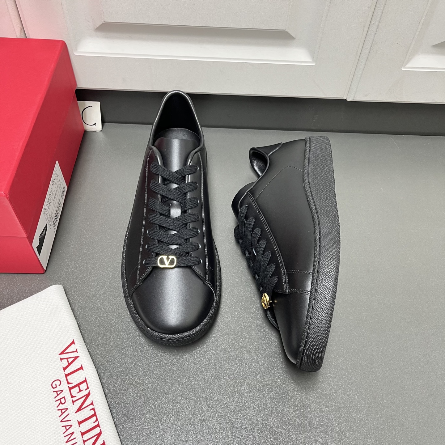 NO:557520,New VALENTINOGARAVANIROYCO men's casual lace-up sneakers!  This classic and timeless low-top silhouette with a lazy silhouette is equipped with a detachable small V-buckle accessory with a vintage brass distressed effect. The surface is made of ultra-soft calfskin imported from Italy, which is soft and delicate and will not easily deform. The calfskin lining is equipped with genuine leather feet. The 3.5cm lightweight rubber outsole improves comfort. This is not only a pair of shoes, but also a symbol of quality life. Simple and elegant white shoes!  Leather shoe size: 39/40/41/42/43/44 (customized at 38.45),,valentino,valentino,sneakers,cowhide19860909新款VALENTINOGARAVANIROYCO华伦家男士休闲系带运动鞋！ 这款经典隽永的低帮勾勒慵懒廓形鞋带配有可拆卸复古黄铜做旧效果处理的小V扣配件,面是意大利进口超软小牛皮柔软细腻不易变形,小牛皮内里配真皮垫脚,3.5cm轻盈的橡胶外底提升舒适度这不仅是一双鞋,更是品质生活的象征,简约大方的小白鞋！ 皮鞋尺码:39/40/41/42/43/44（38.45订做）,,valentino,valentino,sneakers,cowhide,Men's shoes