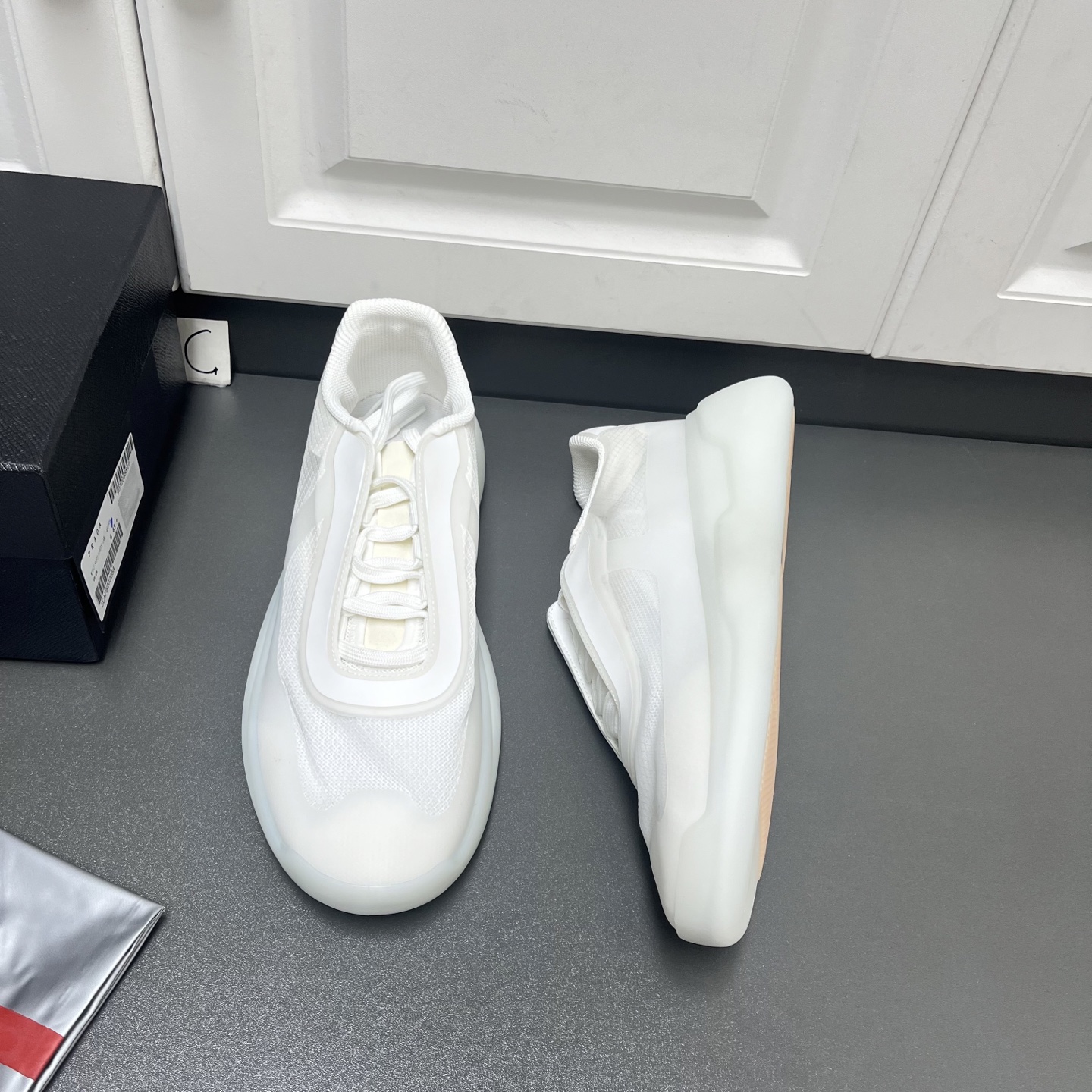 NO:283612,Prada's latest spring and summer lace-up men's shoes are available in three colors. This recycled nylon casual sneaker is both practical and innovative, full of modern characteristics, and is matched with a light sole, integrating minimalist detailed design. The upper is decorated with a temperature-locking glue decorative silk, screen printed P home logo nylon belt loop lace, anti-slip wear-resistant TPU sole, using ultra-light foam rubber filling material rubber pattern, patterned sole height: 40mm removable fabric insole, lightweight, breathable and comfortable on the upper foot, is a good choice for people to wear, welcome to order C leather shoes: 39/40/41/42/43/44 White original box packaging   dust bag,, prada, prada, sneakers19860909Prada普拉达最新款春夏系带男鞋到货 三色可选 这款再生尼龙休闲运动鞋兼具实用性与创新性,富有现代特色,搭配轻便的鞋底,融入极简主义细节设计. 鞋面点缀锁温压胶装饰丝,网印花P家徽标尼龙带环鞋带,防滑耐磨TPU鞋底,采用超轻质发泡橡胶填充材料橡胶图案,纹路鞋底高度:40毫米可拆卸覆织物鞋垫,上脚轻便透气舒适,自穿送人都是不错选择,欢迎订购 C皮鞋码数:39/40/41/42/43/44 白色 原盒包装 防尘袋,,prada,prada,sneakers,Men's shoes