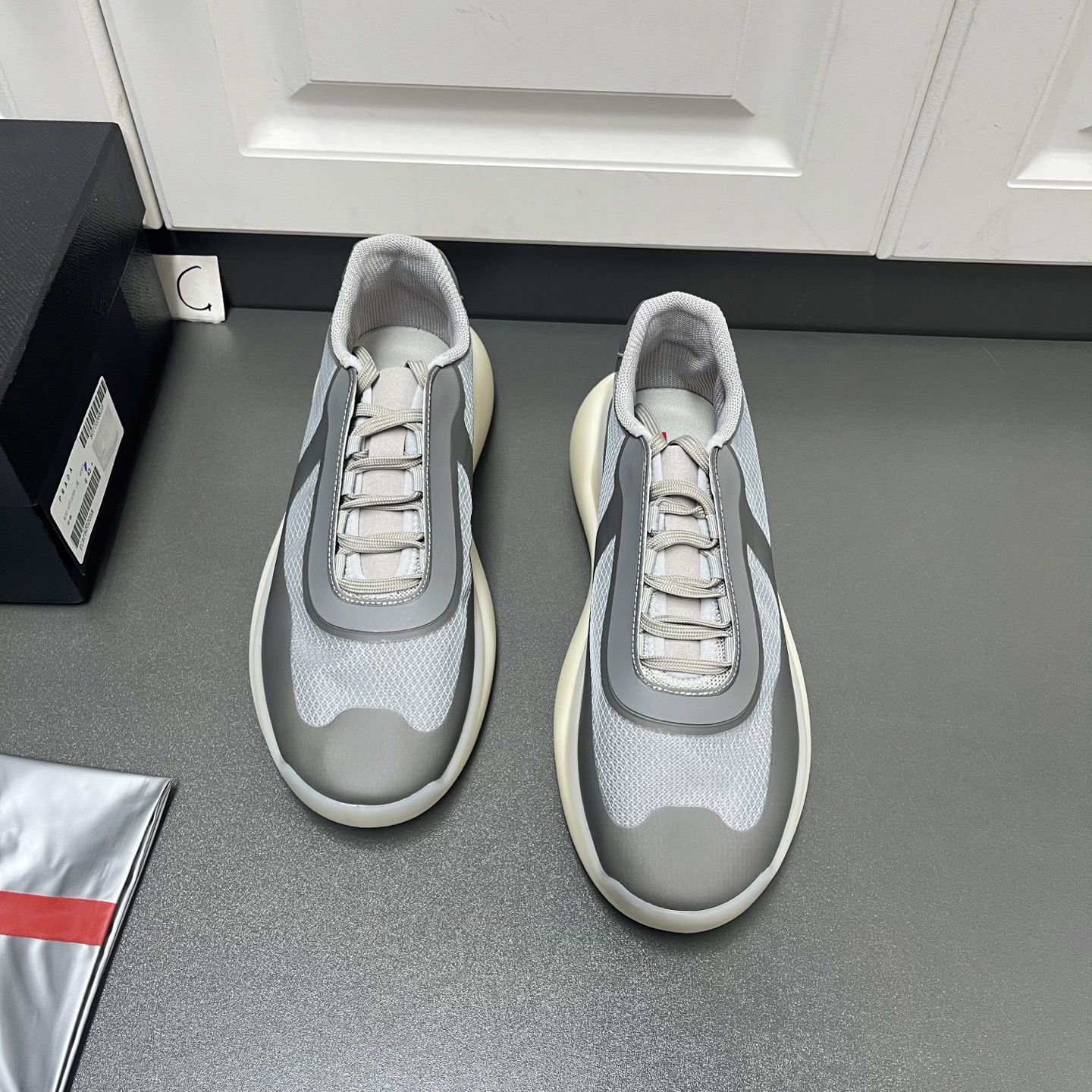 NO:283619,Prada's latest spring and summer lace-up men's shoes are available in three colors. This recycled nylon casual sneaker is both practical and innovative, rich in modern characteristics, and is matched with a light sole, integrating minimalist detailed design. The upper is decorated with a temperature-locking glue decorative silk, screen printed P home logo nylon belt loop lace, anti-slip wear-resistant TPU sole, using ultra-light foam rubber filling material rubber pattern, patterned sole height: 40mm removable fabric insole, lightweight, breathable and comfortable on the upper foot, is a good choice for self-wrapping, welcome to order C Leather Shoes Size: 39/40/41/42/43/44 Gray Original box packaging   dust bag,, prada, prada, sneakers19860909Prada普拉达最新款春夏系带男鞋到货 三色可选 这款再生尼龙休闲运动鞋兼具实用性与创新性,富有现代特色,搭配轻便的鞋底,融入极简主义细节设计. 鞋面点缀锁温压胶装饰丝,网印花P家徽标尼龙带环鞋带,防滑耐磨TPU鞋底,采用超轻质发泡橡胶填充材料橡胶图案,纹路鞋底高度:40毫米可拆卸覆织物鞋垫,上脚轻便透气舒适,自穿送人都是不错选择,欢迎订购 C皮鞋码数:39/40/41/42/43/44 灰色 原盒包装 防尘袋,,prada,prada,sneakers,Men's shoes