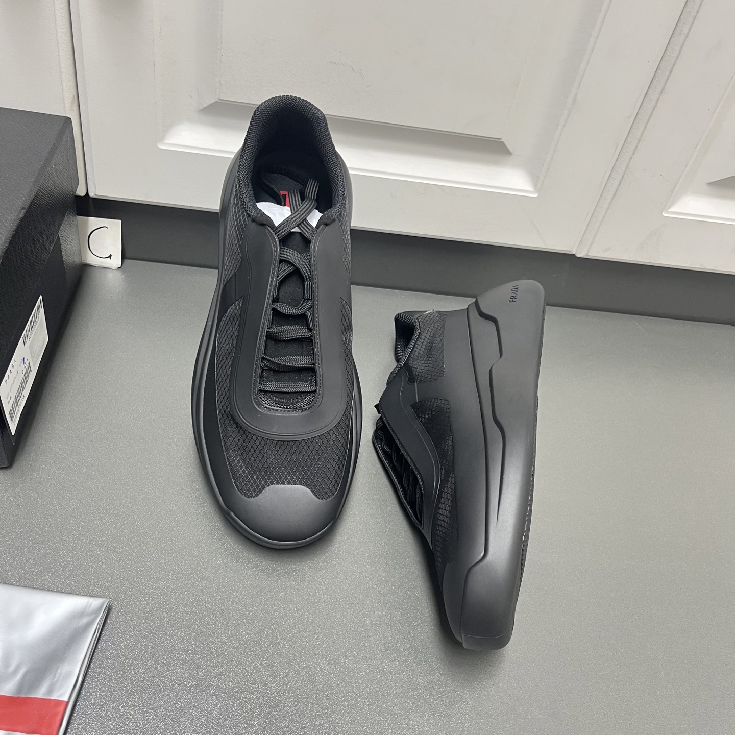 NO:283626,Prada's latest spring and summer lace-up men's shoes are available in three colors. This recycled nylon casual sneaker is both practical and innovative, full of modern characteristics, matched with a light sole, and incorporates minimalist detailed design. The upper is decorated with a temperature-locking glue decorative silk, screen printed P home logo nylon belt loop lace, anti-slip wear-resistant TPU sole, using ultra-light foam rubber filling material rubber pattern, patterned sole height: 40mm removable fabric insole, lightweight, breathable and comfortable on the upper foot, is a good choice for self-wrapping, welcome to order C Leather Shoes Size: 39/40/41/42/43/44 Black Original box packaging   dust bag,, prada, prada, sneakers19860909Prada普拉达最新款春夏系带男鞋到货 三色可选 这款再生尼龙休闲运动鞋兼具实用性与创新性,富有现代特色,搭配轻便的鞋底,融入极简主义细节设计. 鞋面点缀锁温压胶装饰丝,网印花P家徽标尼龙带环鞋带,防滑耐磨TPU鞋底,采用超轻质发泡橡胶填充材料橡胶图案,纹路鞋底高度:40毫米可拆卸覆织物鞋垫,上脚轻便透气舒适,自穿送人都是不错选择,欢迎订购 C皮鞋码数:39/40/41/42/43/44 黑色 原盒包装 防尘袋,,prada,prada,sneakers,Men's shoes