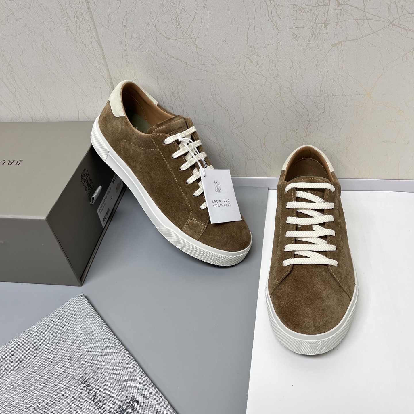 NO:555552,Brunello Cucinelli 2025ss new lace-up men's casual sports sneakers, available in four colors  The upper of this BC is made of custom-made suede imported from Italy, which is full of three-dimensional and skin-friendly feeling, with smooth and simple lines. The brand logo on the tongue + three-dimensional printing design on the heel make the texture of the entire pair of shoes more prominent. It is fashionable, luxurious and unobtrusive, and the lining is matched with benzene-dyed calfskin.  Brand-specific fabric, u insole and fabric are integrated, non-fading, breathable, comfortable and not stuffy, rubber non-slip and wear-resistant two-color outsole, great texture, classic version, never out of date, versatile and comfortable, you deserve it, drawer-style original box packaging + shoe storage bag.  Brown leather shoes size: 39/40/41/42/43/44 [45 can be customized] High-end customization, welcome to order, brunello   cucinelli,cowhide,chamois leather19860909Brunello Cucinelli2025ss新款系带男士休闲运动板鞋,四色到货 此款BC鞋面采用意大利进口订制麂皮,立体感和亲肤感十足,线条顺畅简约,鞋舌品牌Logo+后跟立体印刷设计,使整双鞋子的质感更加凸显,时尚奢华不张扬,内里苯染小牛皮搭配品牌专用布料,u鞋垫和布料一体成型,不掉色,透气舒适不闷脚,橡胶防滑耐磨双色大底,质感爆棚,经典版型,永不过时,上脚百搭还舒适,您值得拥有,抽屉式原盒包装+鞋履收纳袋. 棕色 皮鞋码数:39/40/41/42/43/44【45可定做】高端定制 欢迎订购,,brunello cucinelli,cowhide,chamois leather,Men's shoes