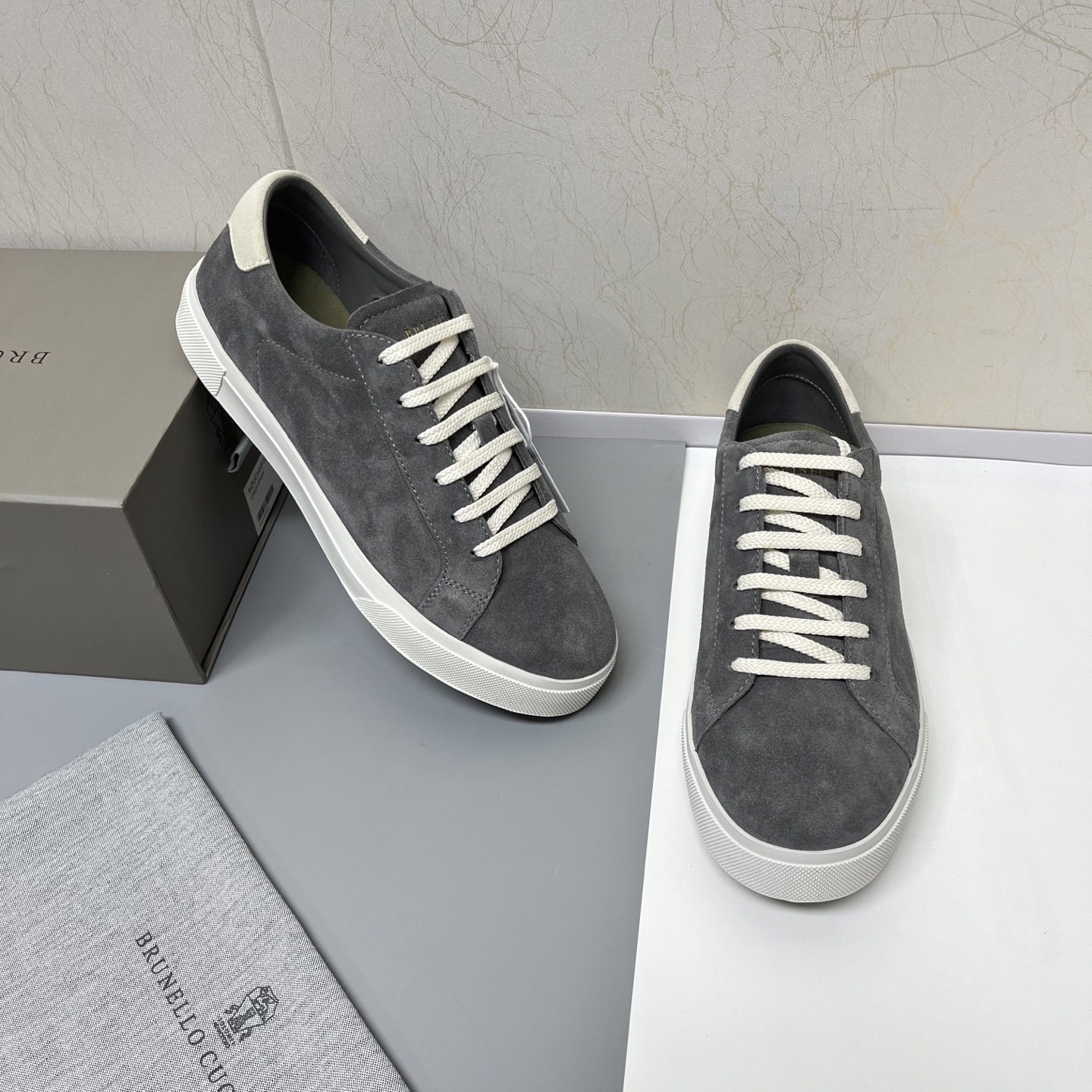 NO:555558,Brunello Cucinelli 2025ss new lace-up men's casual sports sneakers, available in four colors  The upper of this BC is made of custom-made suede imported from Italy, which is full of three-dimensional and skin-friendly feeling, with smooth and simple lines. The brand logo on the tongue + three-dimensional printing design on the heel make the texture of the entire pair of shoes more prominent. It is fashionable, luxurious and unobtrusive, and the lining is matched with benzene-dyed calfskin.  Brand-specific fabric, u insole and fabric are integrated, non-fading, breathable, comfortable and not stuffy, rubber non-slip and wear-resistant two-color outsole, great texture, classic version, never out of date, versatile and comfortable, you deserve it, drawer-style original box packaging + shoe storage bag.  Gray leather shoe size: 39/40/41/42/43/44 [45 can be customized] High-end customization, welcome to order, brunello   cucinelli,cowhide,chamois leather19860909Brunello Cucinelli2025ss新款系带男士休闲运动板鞋,四色到货 此款BC鞋面采用意大利进口订制麂皮,立体感和亲肤感十足,线条顺畅简约,鞋舌品牌Logo+后跟立体印刷设计,使整双鞋子的质感更加凸显,时尚奢华不张扬,内里苯染小牛皮搭配品牌专用布料,u鞋垫和布料一体成型,不掉色,透气舒适不闷脚,橡胶防滑耐磨双色大底,质感爆棚,经典版型,永不过时,上脚百搭还舒适,您值得拥有,抽屉式原盒包装+鞋履收纳袋. 灰色 皮鞋码数:39/40/41/42/43/44【45可定做】高端定制 欢迎订购,,brunello cucinelli,cowhide,chamois leather,Men's shoes