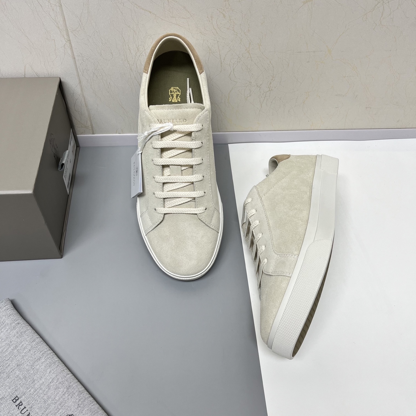 NO:555562,Brunello Cucinelli 2025ss new lace-up men's casual sports sneakers, available in four colors  The upper of this BC is made of custom-made suede imported from Italy, which is full of three-dimensional and skin-friendly feeling, with smooth and simple lines. The brand logo on the tongue + three-dimensional printing design on the heel make the texture of the entire pair of shoes more prominent. It is fashionable, luxurious and unobtrusive, and the lining is matched with benzene-dyed calfskin.  Brand-specific fabric, u insole and fabric are integrated, non-fading, breathable and comfortable without stuffiness, rubber non-slip and wear-resistant two-color outsole, great texture, classic version, never go out of style, versatile and comfortable, you deserve it, drawer-style original box packaging + shoe storage bag.  Beige leather shoe size: 39/40/41/42/43/44 [45 can be customized] High-end customization, welcome to order, brunello   cucinelli,cowhide,chamois leather19860909Brunello Cucinelli2025ss新款系带男士休闲运动板鞋,四色到货 此款BC鞋面采用意大利进口订制麂皮,立体感和亲肤感十足,线条顺畅简约,鞋舌品牌Logo+后跟立体印刷设计,使整双鞋子的质感更加凸显,时尚奢华不张扬,内里苯染小牛皮搭配品牌专用布料,u鞋垫和布料一体成型,不掉色,透气舒适不闷脚,橡胶防滑耐磨双色大底,质感爆棚,经典版型,永不过时,上脚百搭还舒适,您值得拥有,抽屉式原盒包装+鞋履收纳袋. 米色 皮鞋码数:39/40/41/42/43/44【45可定做】高端定制 欢迎订购,,brunello cucinelli,cowhide,chamois leather,Men's shoes