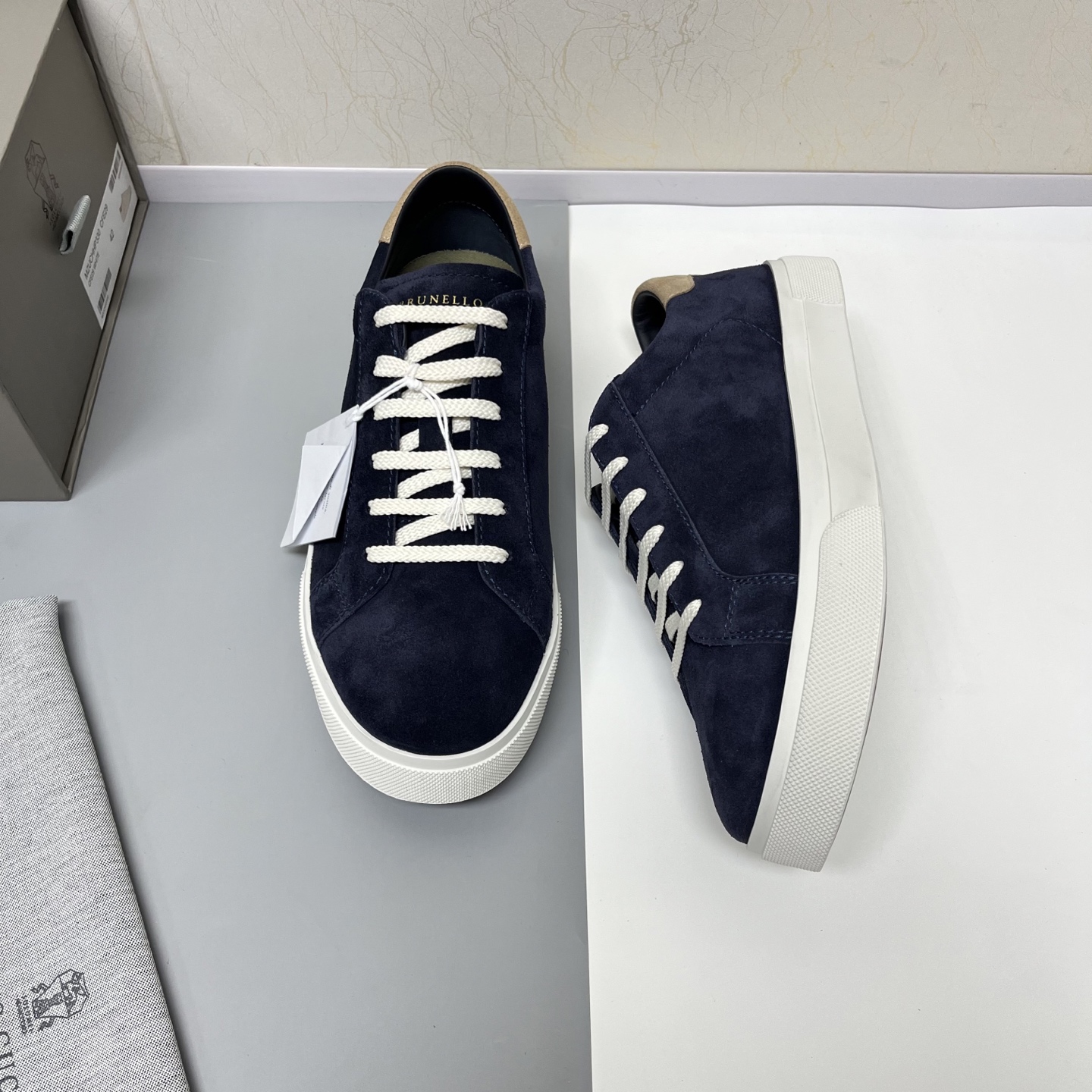 NO:555566,Brunello Cucinelli 2025ss new lace-up men's casual sports sneakers, available in four colors  The upper of this BC is made of custom-made suede imported from Italy, which is full of three-dimensional and skin-friendly feeling, with smooth and simple lines. The brand logo on the tongue + three-dimensional printing design on the heel make the texture of the entire pair of shoes more prominent. It is fashionable, luxurious and unobtrusive, and the lining is matched with benzene-dyed calfskin.  Brand-specific fabric, u insole and fabric are integrated, non-fading, breathable, comfortable and not stuffy, rubber non-slip and wear-resistant two-color outsole, great texture, classic version, never out of date, versatile and comfortable, you deserve it, drawer-style original box packaging + shoe storage bag.  Blue leather shoes size: 39/40/41/42/43/44 [45 can be customized] High-end customization, welcome to order, brunello   cucinelli,cowhide,chamois leather19860909Brunello Cucinelli2025ss新款系带男士休闲运动板鞋,四色到货 此款BC鞋面采用意大利进口订制麂皮,立体感和亲肤感十足,线条顺畅简约,鞋舌品牌Logo+后跟立体印刷设计,使整双鞋子的质感更加凸显,时尚奢华不张扬,内里苯染小牛皮搭配品牌专用布料,u鞋垫和布料一体成型,不掉色,透气舒适不闷脚,橡胶防滑耐磨双色大底,质感爆棚,经典版型,永不过时,上脚百搭还舒适,您值得拥有,抽屉式原盒包装+鞋履收纳袋. 蓝色 皮鞋码数:39/40/41/42/43/44【45可定做】高端定制 欢迎订购,,brunello cucinelli,cowhide,chamois leather,Men's shoes