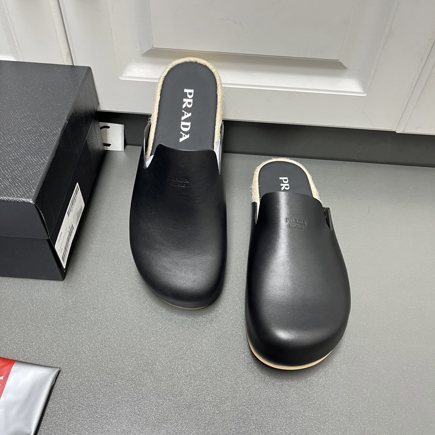 NO:351215,Prada genuine leather men's semi-torched four colors arrive. This stylish and casual mules, selected flocked beef reverse two-layer cowhide, cleverly blends exquisite texture, leather lining. The upper is decorated with Prada Milano letter logo, 10mm lightweight rubber sole, rope braided innersole + paired with leather heels, comfortable and casual on the feet, welcome to order C leather shoes size: 39/40/41/42/43/44 Black Original box packaging + dust bag,, prada, cowhide19860909Prada 真皮男士半拖 四色到货 这款时尚休闲的穆勒鞋、精选植绒牛反二层牛皮,巧妙融合精致质感,皮革衬里 鞋面饰有Prada Milano字母徽标,10毫米轻质橡胶鞋底,绳编内底+搭配皮革跟片,上脚舒适休闲,欢迎订购 C皮鞋码数:39/40/41/42/43/44 黑色 原盒包装+防尘袋,,prada,cowhide,Men's shoes