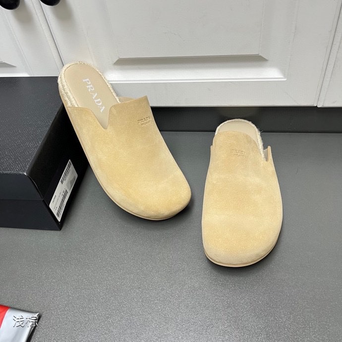 NO:351198,Prada genuine leather men's semi-torched four colors arrive. This stylish and casual mules, selected flocked beef reverse two-layer cowhide, cleverly blends exquisite texture, leather lining. The upper is decorated with Prada Milano letter logo, 10mm lightweight rubber sole, rope braided innersole + paired with leather heels, comfortable and casual on the feet, welcome to order C leather shoes size: 39/40/41/42/43/44 Light brown Original box packaging + dust bag, prada, cowhide19860909Prada 真皮男士半拖 四色到货 这款时尚休闲的穆勒鞋、精选植绒牛反二层牛皮,巧妙融合精致质感,皮革衬里 鞋面饰有Prada Milano字母徽标,10毫米轻质橡胶鞋底,绳编内底+搭配皮革跟片,上脚舒适休闲,欢迎订购 C皮鞋码数:39/40/41/42/43/44 浅棕色 原盒包装+防尘袋,,prada,cowhide,Men's shoes