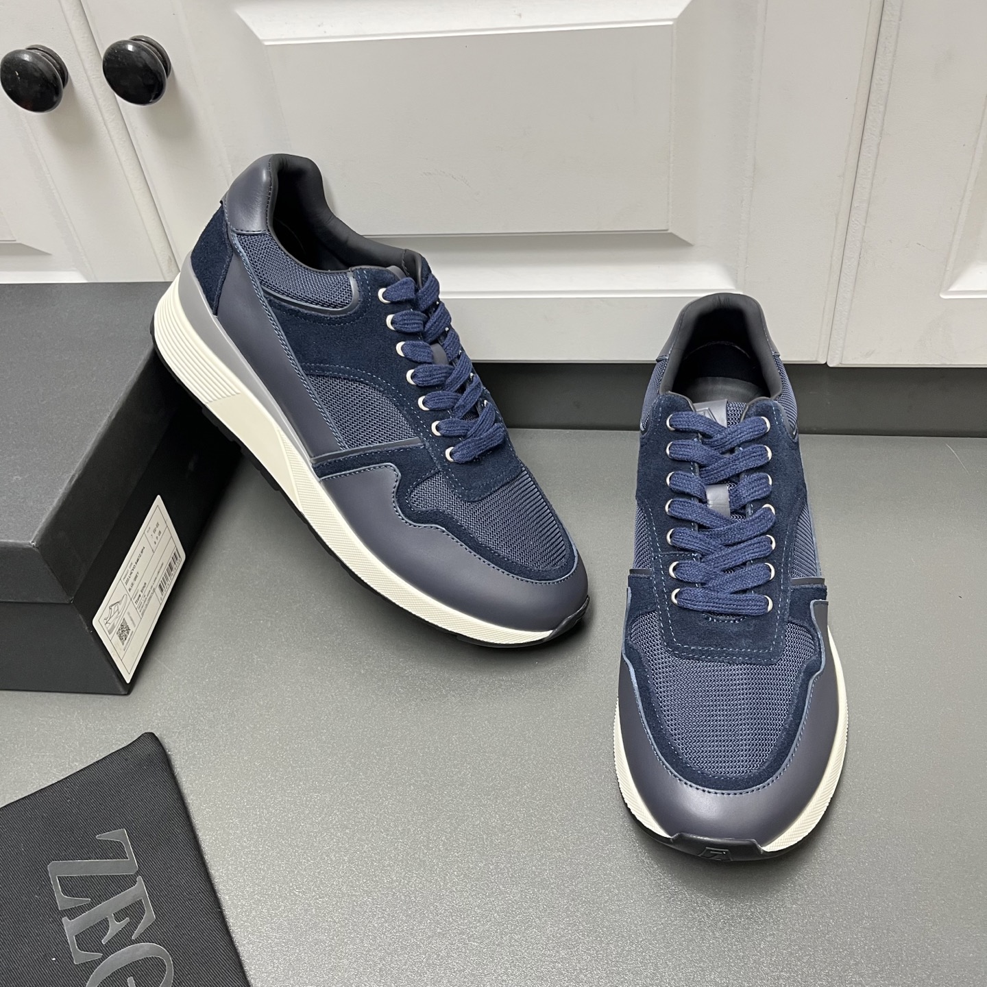 NO:357591,ZEGNA Jínia New men's low-top casual sneakers are shipped. This men's shoes are made of imported calfskin, nylon fabric and suede cowhide leather. They are three-dimensional geometric segmentation layered, rich craftsmanship details, and the clean and simple design lines are very versatile. The cowhide inner lining is equipped with embossed logo cowhide feet mats, which are elegant and atmospheric!  The non-slip, wear-resistant and durable two-color rubber outsole is durable and cannot be removed. The tongue is decorated with a logo logo. It is a very good trendy item for men's casual sports shoes, worth owning!  Fitted with a full set of original packaging and dustproof bags!  H leather shoes size: 39/40/41/42/43/44 Blue Welcome to order C2050053,,zegna,sneakers,cowhide19860909ZEGNA杰尼亚 新款男士低帮休闲运动鞋出货 这款男鞋由进口小牛皮、尼龙织物及绒面牛皮革打造,立体几何分割层次感,丰富的工艺细节,干净简洁的设计线条非常百搭,牛皮内里标配压纹徽标牛皮脚垫,优雅大气！防滑耐磨又耐用的双色橡胶大底,耐穿不掉底,鞋舌饰有logo标识,非常不错的男士休闲运动鞋潮流单品,值得拥有！配全套原包装及防尘袋！ H皮鞋码数:39/40/41/42/43/44 蓝色 欢迎订购 C2050053,,zegna,sneakers,cowhide,Men's shoes