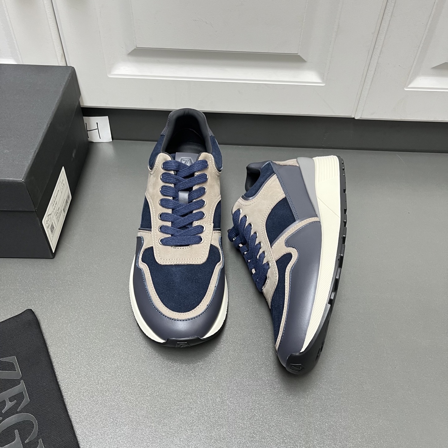 NO:357778,ZEGNA Jínia New men's low-top casual sneakers are shipped. This men's shoes are made of imported calfskin, nylon fabric and suede cowhide leather. They are three-dimensional geometric segmentation layered, rich craftsmanship details, and the clean and simple design lines are very versatile. The cowhide inner lining is equipped with embossed logo cowhide feet mats, which are elegant and atmospheric!  The non-slip, wear-resistant and durable two-color rubber outsole is durable and cannot be removed. The tongue is decorated with a logo logo. It is a very good trendy item for men's casual sports shoes, worth owning!  Fitted with a full set of original packaging and dustproof bags!  H leather shoes size: 39/40/41/42/43/44 Blue Gray Welcome to order C2050053,,zegna,sneakers,cowhide19860909ZEGNA杰尼亚 新款男士低帮休闲运动鞋出货 这款男鞋由进口小牛皮、尼龙织物及绒面牛皮革打造,立体几何分割层次感,丰富的工艺细节,干净简洁的设计线条非常百搭,牛皮内里标配压纹徽标牛皮脚垫,优雅大气！防滑耐磨又耐用的双色橡胶大底,耐穿不掉底,鞋舌饰有logo标识,非常不错的男士休闲运动鞋潮流单品,值得拥有！配全套原包装及防尘袋！ H皮鞋码数:39/40/41/42/43/44 蓝灰 欢迎订购 C2050053,,zegna,sneakers,cowhide,Men's shoes