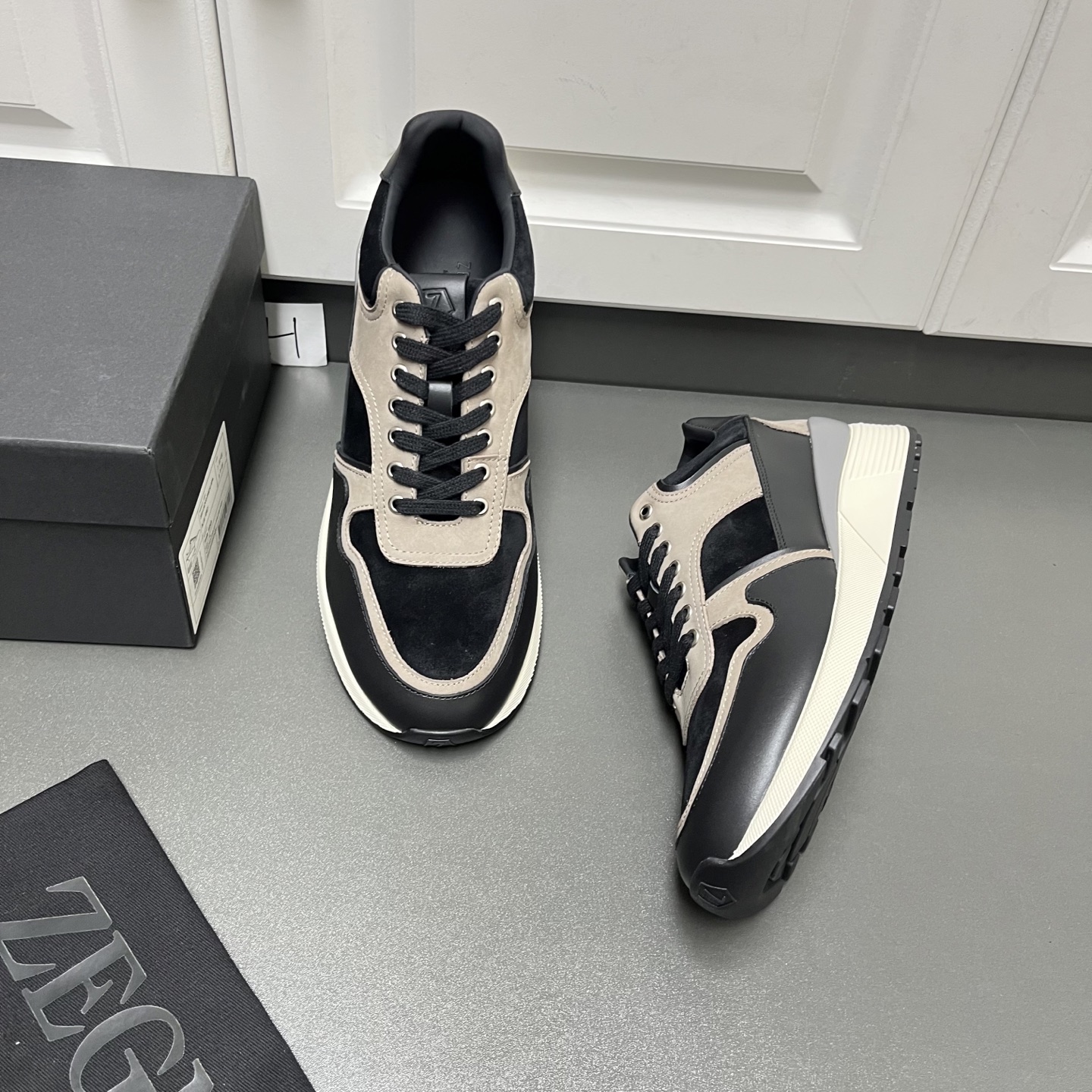 NO:357788,ZEGNA Jínia New men's low-top casual sneakers are shipped. This men's shoes are made of imported calfskin, nylon fabric and suede cowhide leather. They are three-dimensional geometric segmentation layered, rich craftsmanship details, and the clean and simple design lines are very versatile. The cowhide inner lining is equipped with embossed logo cowhide feet mats, which are elegant and atmospheric!  The non-slip, wear-resistant and durable two-color rubber outsole is durable and cannot be removed. The tongue is decorated with a logo logo. It is a very good trendy item for men's casual sports shoes, worth owning!  Fitted with a full set of original packaging and dustproof bags!  H leather shoes size: 39/40/41/42/43/44 Black and gray Welcome to order C2050053,,zegna,sneakers,cowhide19860909ZEGNA杰尼亚 新款男士低帮休闲运动鞋出货 这款男鞋由进口小牛皮、尼龙织物及绒面牛皮革打造,立体几何分割层次感,丰富的工艺细节,干净简洁的设计线条非常百搭,牛皮内里标配压纹徽标牛皮脚垫,优雅大气！防滑耐磨又耐用的双色橡胶大底,耐穿不掉底,鞋舌饰有logo标识,非常不错的男士休闲运动鞋潮流单品,值得拥有！配全套原包装及防尘袋！ H皮鞋码数:39/40/41/42/43/44 黑灰 欢迎订购 C2050053,,zegna,sneakers,cowhide,Men's shoes