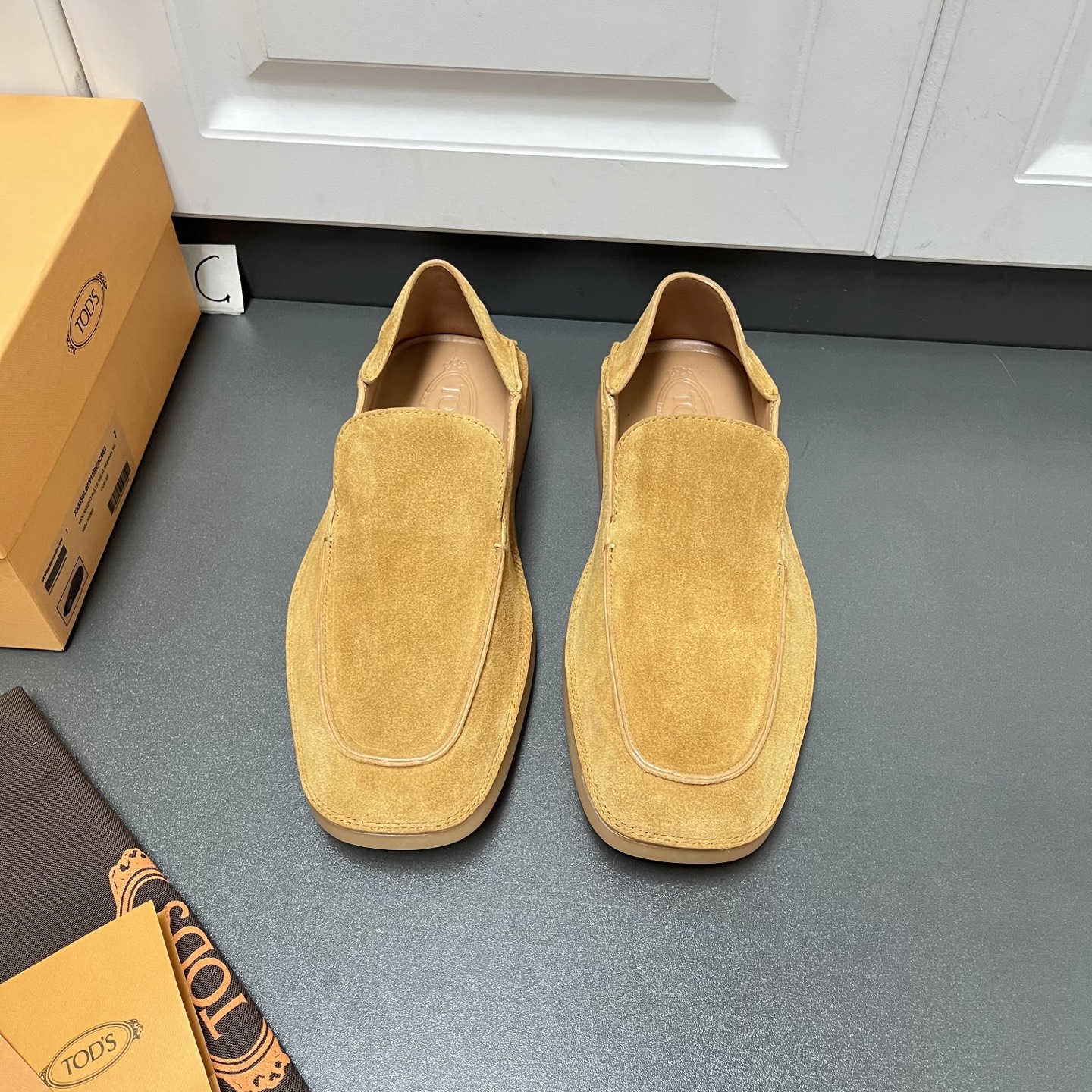 NO:557439,TOD'S Men's Leather Loafers Slip-on Beanie Shoes. The edges present a natural cutting effect, which gives people the softness and comfort of the leather itself both to the foot and to the eyes!  The upper is made of suede cow leather, with classic loafer horizontal stripes on the front and TOD letter print on the sides. The interior is made of benzene-dyed calfskin, which absorbs sweat and prevents stinky feet. The heel and rubber sole are decorated with rubber beans, which are non-slip, wear-resistant and shock-absorbing. The foot feels soft and comfortable, and the appearance is simple and high-end. Whether it is worn with suit pants for a business style or casual pants for a casual look, it is stress-free and suitable for various occasions.  Leather shoe size: 39/40/41/42/43/44 (customized at 38.45), Tod's, loafers, business suit, cowhide19860909TOD'S托德斯男士皮革乐福鞋一脚蹬豆豆鞋 这款边缘呈现自然切割剪裁效果,脚感和视觉上都能给人以皮革本身的柔软和舒适体验！鞋面以绒面牛皮革制成,前面点缀经典乐福鞋横条装饰,侧边饰以TOD字母印花,内里苯染小牛皮,吸汗不易臭脚,后跟和橡胶鞋底都点缀橡胶豆豆,防滑耐磨减震,脚感柔软舒适,外观简约又高级,不管是搭配西装裤走商务风,还是搭休闲裤营造随性感,都毫无压力,适配各种场合. 皮鞋码数:39/40/41/42/43/44（38.45订做）,,Tod's,loafers,business suit,cowhide,Men's shoes