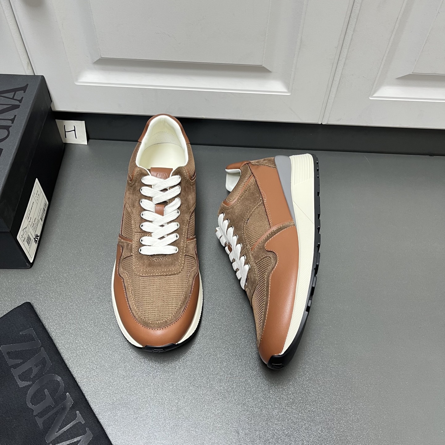 NO:357603,New color ZEGNA Jínia New men's low-top casual sneakers are shipped. This men's shoes are made of imported calfskin, nylon fabric and suede cowhide leather. The three-dimensional geometric segmentation layering feel, rich craftsmanship details, and the clean and simple design lines are very versatile. The cowhide inner lining is equipped with embossed logo cowhide feet mats, which are elegant and atmospheric!  The non-slip, wear-resistant and durable two-color rubber outsole is durable and cannot be removed. The tongue is decorated with a logo logo. It is a very good trendy item for men's casual sports shoes, worth owning!  Fitted with a full set of original packaging and dustproof bags!  H leather shoes size: 39/40/41/42/43/44 brown Welcome to order C2050053,,zegna,sneakers,cowhide19860909新配色ZEGNA杰尼亚 新款男士低帮休闲运动鞋出货 这款男鞋由进口小牛皮、尼龙织物及绒面牛皮革打造,立体几何分割层次感,丰富的工艺细节,干净简洁的设计线条非常百搭,牛皮内里标配压纹徽标牛皮脚垫,优雅大气！防滑耐磨又耐用的双色橡胶大底,耐穿不掉底,鞋舌饰有logo标识,非常不错的男士休闲运动鞋潮流单品,值得拥有！配全套原包装及防尘袋！ H皮鞋码数:39/40/41/42/43/44 棕色 欢迎订购 C2050053,,zegna,sneakers,cowhide,Men's shoes