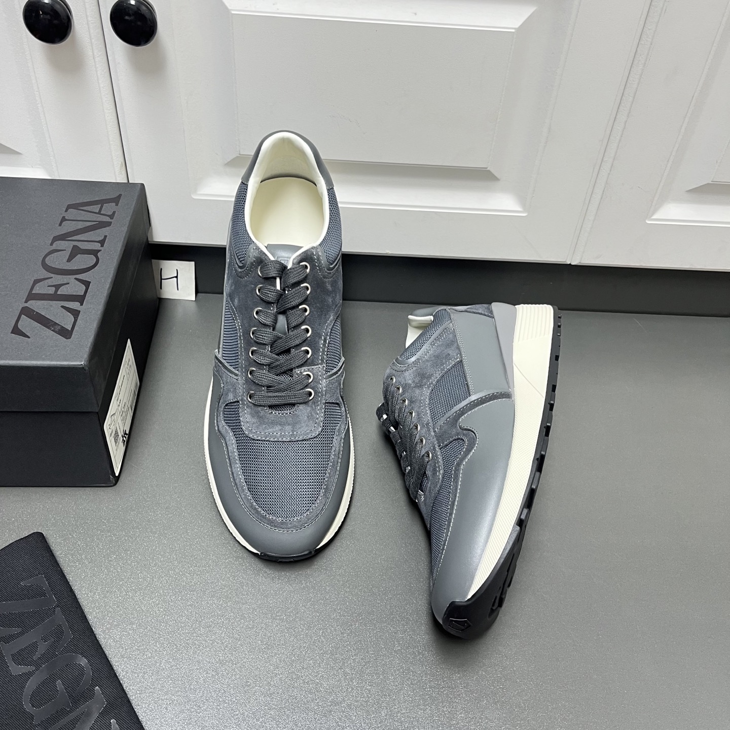 NO:357617,New color ZEGNA Jínia New men's low-top casual sneakers are shipped. This men's shoes are made of imported calfskin, nylon fabric and suede cowhide leather. The three-dimensional geometric segmentation layering feel, rich craftsmanship details, and the clean and simple design lines are very versatile. The cowhide inner lining is equipped with embossed logo cowhide feet mats, which are elegant and atmospheric!  The non-slip, wear-resistant and durable two-color rubber outsole is durable and cannot be removed. The tongue is decorated with a logo logo. It is a very good trendy item for men's casual sports shoes, worth owning!  Fitted with a full set of original packaging and dustproof bags!  H leather shoes size: 39/40/41/42/43/44 Gray Welcome to order C2050053,,zegna,sneakers,cowhide19860909新配色ZEGNA杰尼亚 新款男士低帮休闲运动鞋出货 这款男鞋由进口小牛皮、尼龙织物及绒面牛皮革打造,立体几何分割层次感,丰富的工艺细节,干净简洁的设计线条非常百搭,牛皮内里标配压纹徽标牛皮脚垫,优雅大气！防滑耐磨又耐用的双色橡胶大底,耐穿不掉底,鞋舌饰有logo标识,非常不错的男士休闲运动鞋潮流单品,值得拥有！配全套原包装及防尘袋！ H皮鞋码数:39/40/41/42/43/44 灰色 欢迎订购 C2050053,,zegna,sneakers,cowhide,Men's shoes