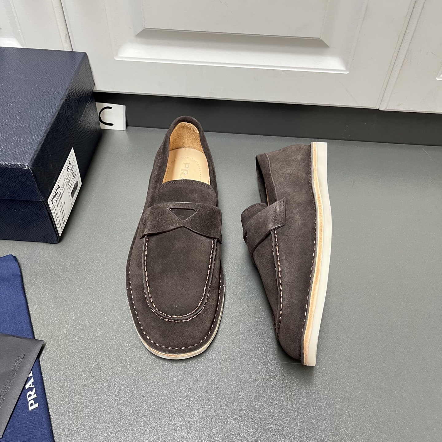 NO:349553,Prada Men's new suede leather loafers This style is made of flocked beef two-layer leather, combining classic design and handmade details to integrate exquisite atmosphere and leisure and comfort. The outer side is stamped with logo logo, the skirt is spliced ​​with bright thread seams, matched with 1.5cm white rubber sole with leather edge strips, dyed calfskin inner lining, silver-labeled cowhide footbed, simple and elegant style, with a full set of original packaging dust bags!  C leather shoes size: 39/40/41/42/43/44 Coffee Welcome to order, prada,loafers,skirts,cowhide19860909Prada 男士新款绒面皮革乐福鞋 这款采用植绒面牛二层皮革打造,结合经典设计与手工细节,将精致气息与休闲惬意融为一体.外侧烫印logo徽标,裙饰拼接明线接缝,搭配1.5cm白色橡胶鞋底配以皮革沿条,本染小牛皮内里,银标牛皮垫脚,款式简洁大方,配全套原包装防尘袋！ C皮鞋码数:39/40/41/42/43/44 咖色 欢迎订购,,prada,loafers,skirts,cowhide,Men's shoes