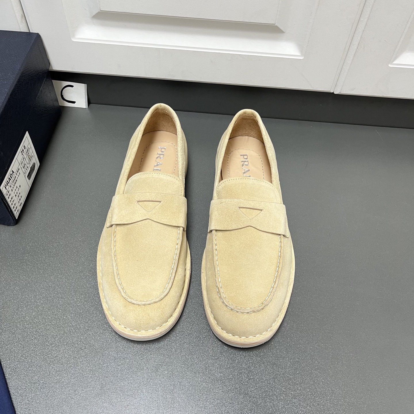 NO:349576,Prada Men's new suede leather loafers This style is made of flocked beef two-layer leather, combining classic design and handmade details to integrate exquisite atmosphere and leisure and comfort. The outer side is stamped with logo logo, the skirt is spliced ​​with bright thread seams, matched with 1.5cm white rubber sole with leather edge strips, dyed calfskin inner lining, silver-labeled cowhide footbed, simple and elegant style, with a full set of original packaging dust bags!  C leather shoes size: 39/40/41/42/43/44 Khaki Welcome to order, prada,loafers,skirts,cowhide19860909Prada 男士新款绒面皮革乐福鞋 这款采用植绒面牛二层皮革打造,结合经典设计与手工细节,将精致气息与休闲惬意融为一体.外侧烫印logo徽标,裙饰拼接明线接缝,搭配1.5cm白色橡胶鞋底配以皮革沿条,本染小牛皮内里,银标牛皮垫脚,款式简洁大方,配全套原包装防尘袋！ C皮鞋码数:39/40/41/42/43/44 卡其 欢迎订购,,prada,loafers,skirts,cowhide,Men's shoes