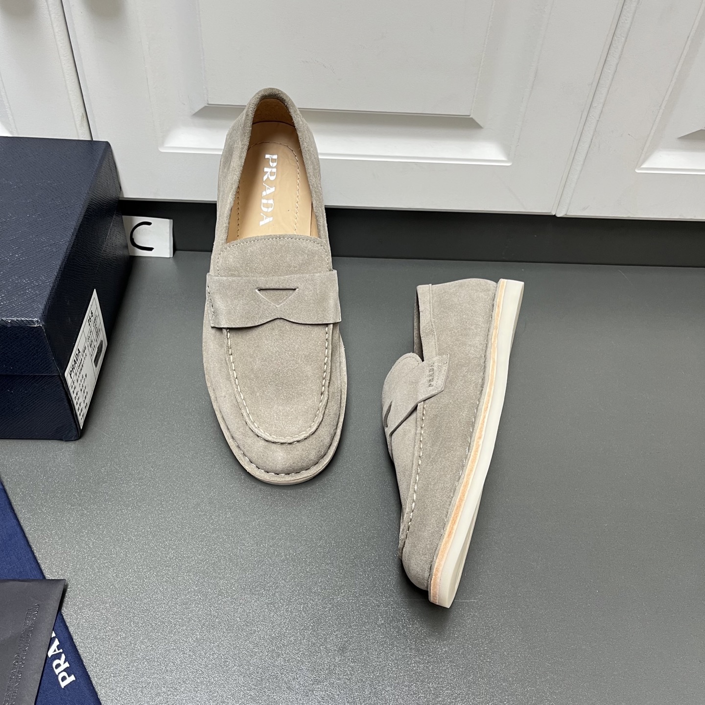 NO:349599,Prada Men's new suede leather loafers This style is made of flocked beef two-layer leather, combining classic design and handmade details to integrate exquisite atmosphere and leisure and comfort. The outer side is stamped with logo logo, the skirt is spliced ​​with bright thread seams, matched with 1.5cm white rubber sole with leather edge strips, dyed calfskin inner lining, silver-labeled cowhide footbed, simple and elegant style, with a full set of original packaging dust bags!  C leather shoes size: 39/40/41/42/43/44 Gray Welcome to order, prada,loafers,skirts,cowhide19860909Prada 男士新款绒面皮革乐福鞋 这款采用植绒面牛二层皮革打造,结合经典设计与手工细节,将精致气息与休闲惬意融为一体.外侧烫印logo徽标,裙饰拼接明线接缝,搭配1.5cm白色橡胶鞋底配以皮革沿条,本染小牛皮内里,银标牛皮垫脚,款式简洁大方,配全套原包装防尘袋！ C皮鞋码数:39/40/41/42/43/44 灰色 欢迎订购,,prada,loafers,skirts,cowhide,Men's shoes